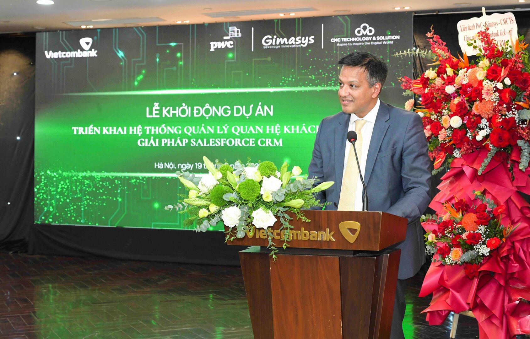 Vietcombank hợp tác Salesforce thúc đẩy đổi mới sáng tạo với khách hàng là trọng tâm Vietcombank hợp tác cùng Salesforce thúc đẩy đổi mới sáng tạo ứng dụng trí tuệ nhân tạo và tăng trưởng với khách hàng là trọng tâm