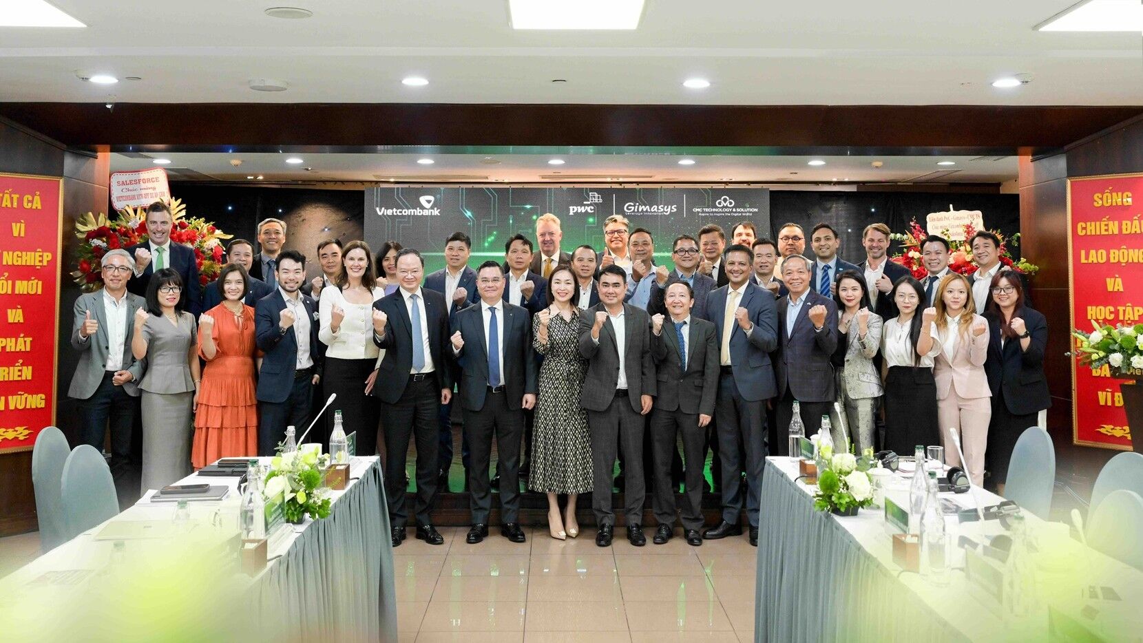Vietcombank hợp tác Salesforce thúc đẩy đổi mới sáng tạo với khách hàng là trọng tâm Vietcombank hợp tác cùng Salesforce thúc đẩy đổi mới sáng tạo ứng dụng trí tuệ nhân tạo và tăng trưởng với khách hàng là trọng tâm