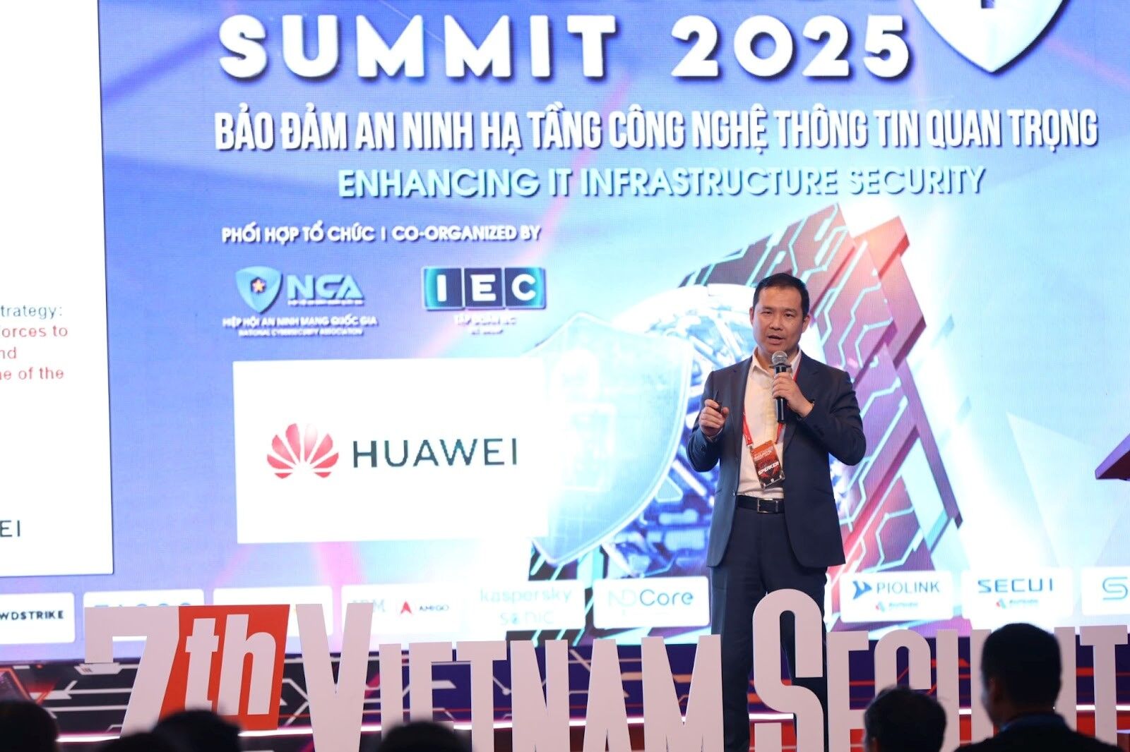 Vietnam Security Summit 2025: Huawei thúc đẩy tiêu chuẩn an ninh mạng để tăng cường bảo mật mạng lưới 5G Vietnam Security Summit 2025: Huawei thúc đẩy tiêu chuẩn an ninh mạng để tăng cường bảo mật mạng lưới 5G