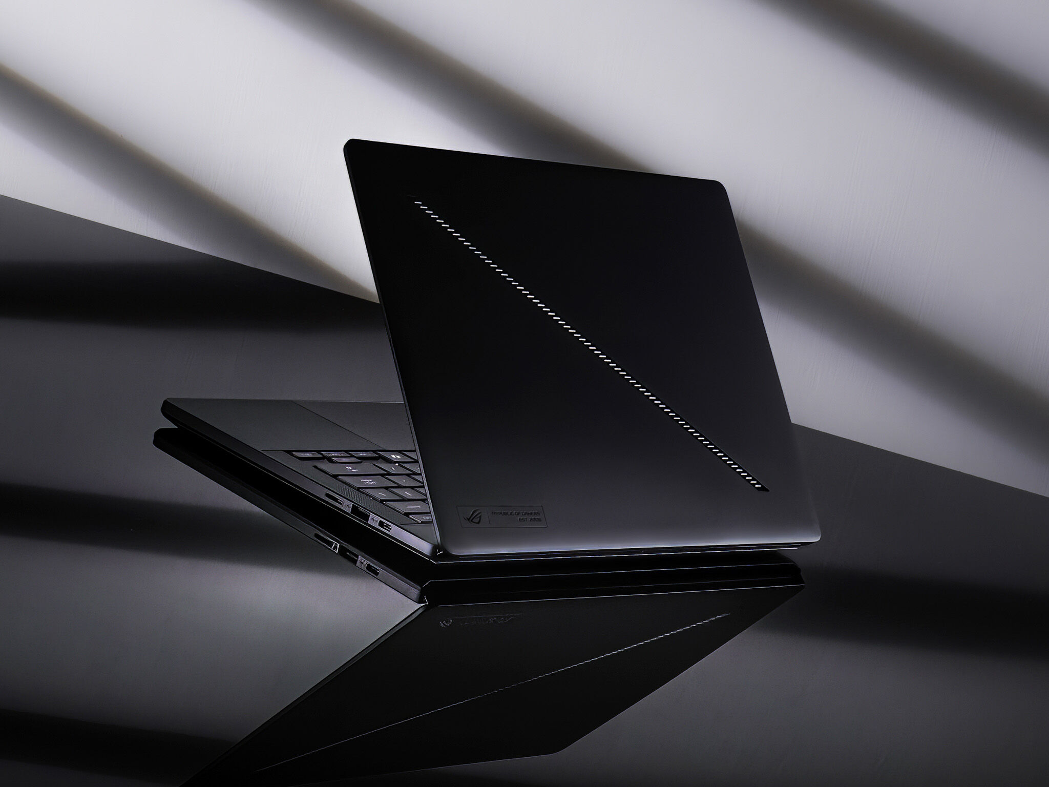 ASUS ROG mở đặt hàng dải laptop gaming trang bị RTX 5060/5070 ASUS ROG mở đặt hàng dải laptop gaming mới nhất trang bị RTX 5070 và RTX 5060 tại Việt Nam