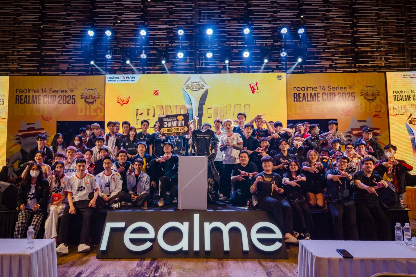 Chung kết realme Cup 2025: Eternity AOV lên ngôi vô địch và hành trình "Make it real" đáng nhớ của cộng đồng esports Việt Nam Chung kết realme Cup 2025: Eternity AOV lên ngôi vô địch và hành trình "Make it real." đáng nhớ của cộng đồng esports Việt Nam