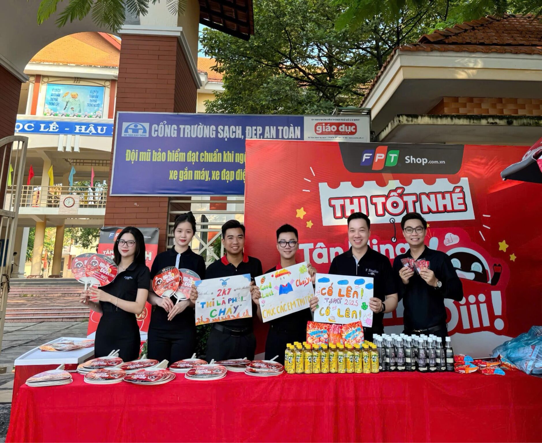Từ chiếc ô che mưa đến điểm tựa tinh thần: FPT Shop lan tỏa sự tử tế mùa thi tốt nghiệp THPT 2025 Từ chiếc ô che mưa đến điểm tựa tinh thần: FPT Shop lan tỏa sự tử tế mùa thi tốt nghiệp THPT 2025