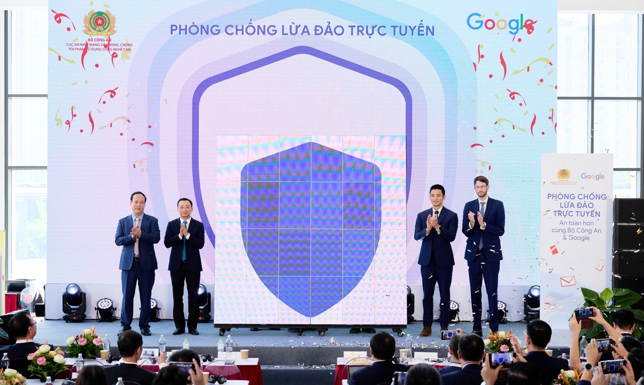 Google hợp tác cùng Bộ Công an triển khai chiến dịch phòng chống lừa đảo trực tuyến – An toàn hơn cùng Bộ Công an & Google Google hợp tác cùng Bộ Công an triển khai chiến dịch phòng chống lừa đảo trực tuyến – An toàn hơn cùng Bộ Công an & Google