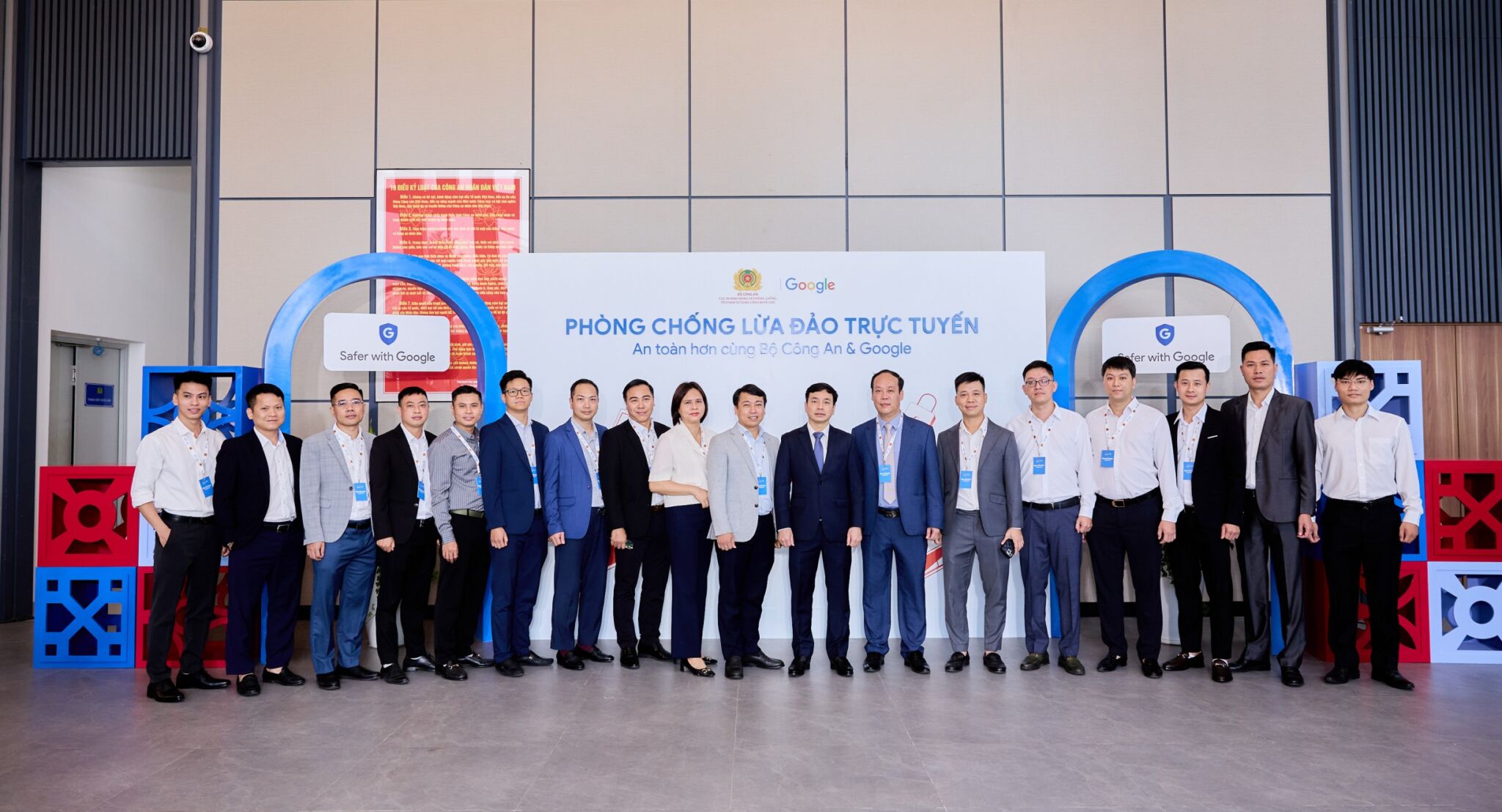 Google hợp tác cùng Bộ Công an triển khai chiến dịch phòng chống lừa đảo trực tuyến – An toàn hơn cùng Bộ Công an & Google Google hợp tác cùng Bộ Công an triển khai chiến dịch phòng chống lừa đảo trực tuyến – An toàn hơn cùng Bộ Công an & Google
