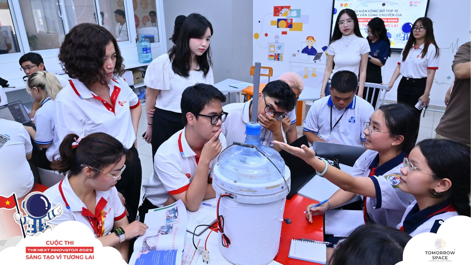 Cuộc thi “Sáng tạo vì Tương Lai 2025 - THE NEXT INNOVATOR 2025” chính thức khép lại với màn tranh tài bùng nổ của các nhà khoa học nhí Cuộc thi “Sáng tạo vì Tương Lai 2025 - THE NEXT INNOVATOR 2025” chính thức khép lại với màn tranh tài bùng nổ của các nhà khoa học nhí