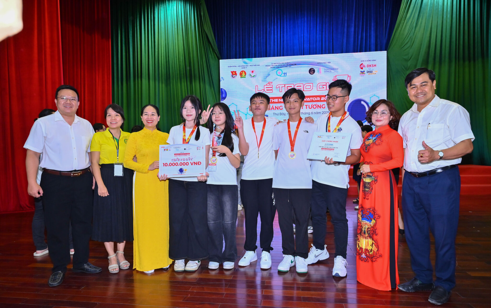 Cuộc thi “Sáng tạo vì Tương Lai 2025 - THE NEXT INNOVATOR 2025” chính thức khép lại với màn tranh tài bùng nổ của các nhà khoa học nhí Cuộc thi “Sáng tạo vì Tương Lai 2025 - THE NEXT INNOVATOR 2025” chính thức khép lại với màn tranh tài bùng nổ của các nhà khoa học nhí