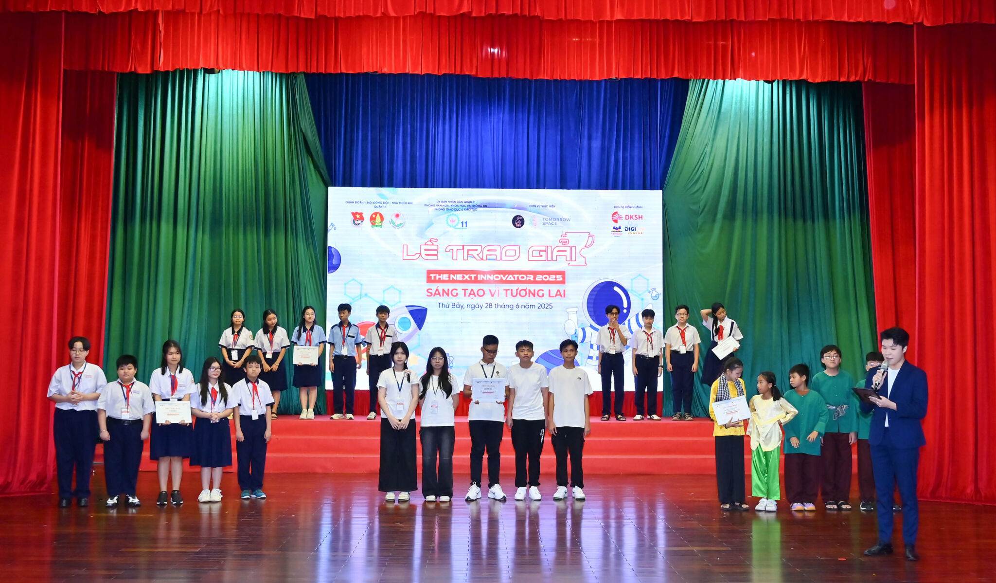 Cuộc thi “Sáng tạo vì Tương Lai 2025 - THE NEXT INNOVATOR 2025” chính thức khép lại với màn tranh tài bùng nổ của các nhà khoa học nhí Cuộc thi “Sáng tạo vì Tương Lai 2025 - THE NEXT INNOVATOR 2025” chính thức khép lại với màn tranh tài bùng nổ của các nhà khoa học nhí