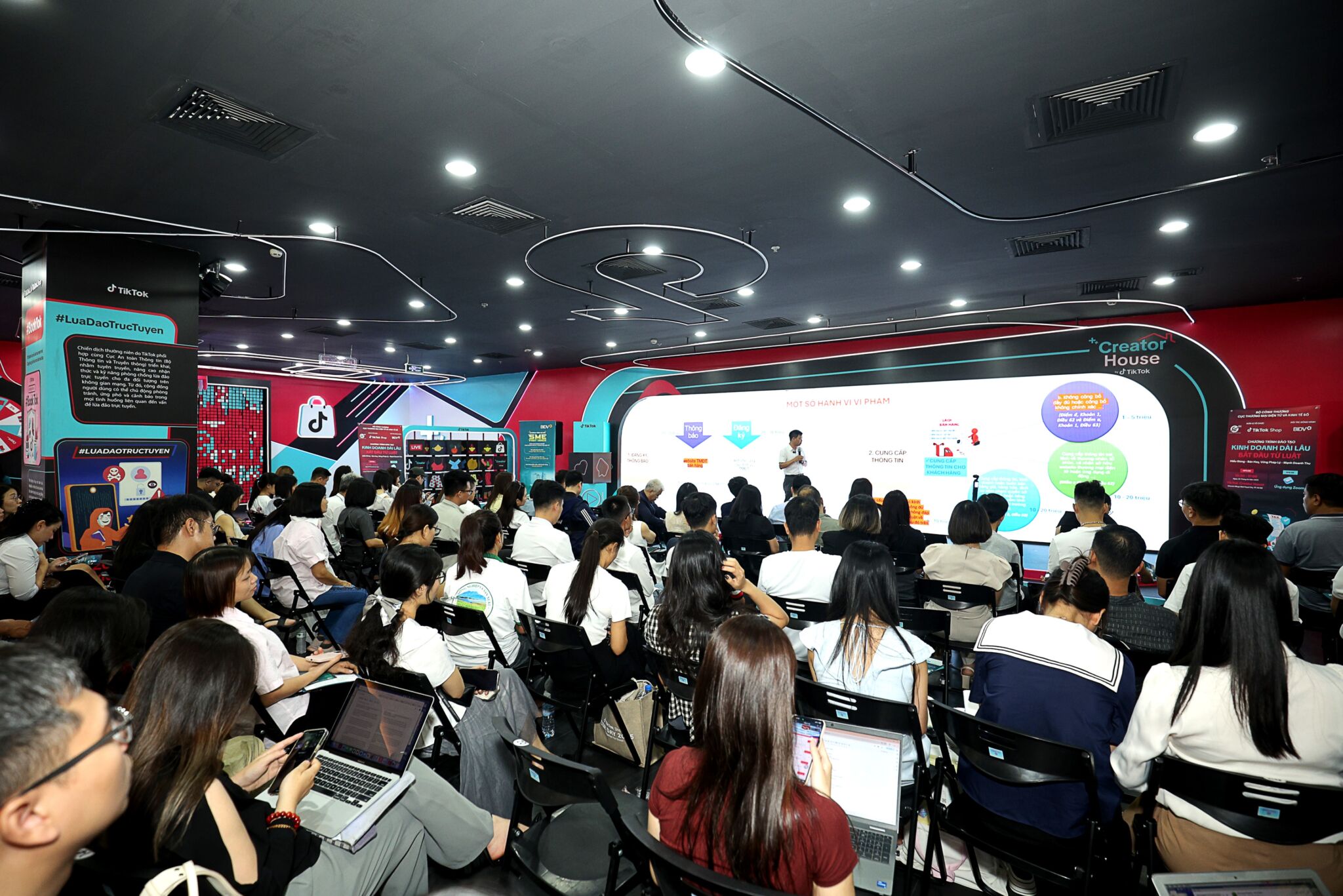Khởi động chương trình đào tạo pháp lý cho cộng đồng nhà bán hàng và nhà sáng tạo trên TikTok Shop Khởi động chương trình đào tạo pháp lý cho cộng đồng nhà bán hàng và nhà sáng tạo trên TikTok Shop