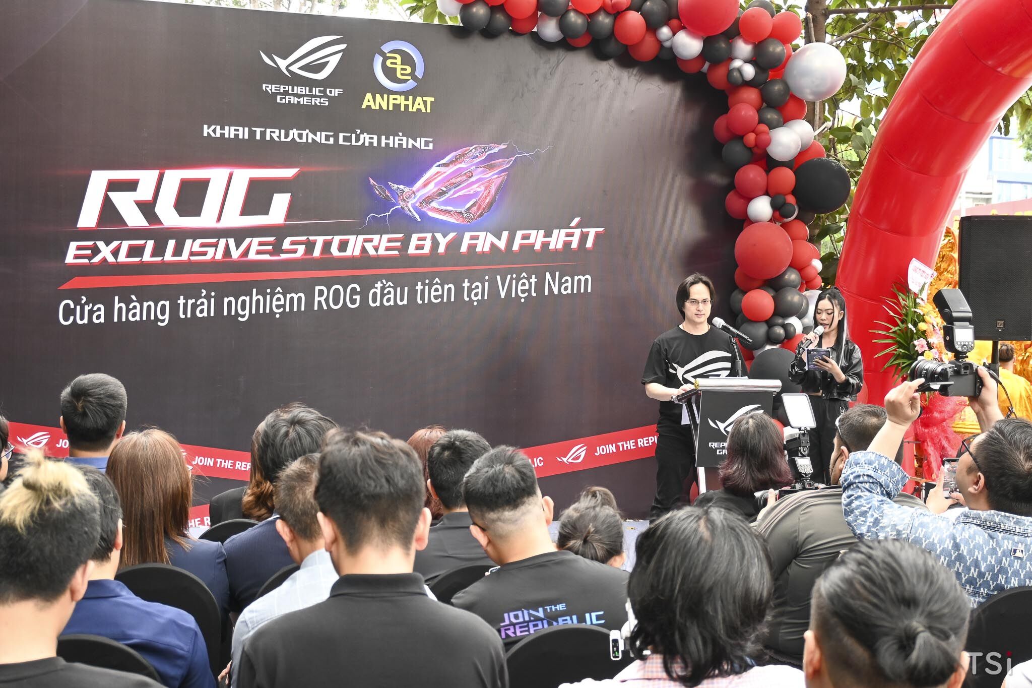 ASUS Republic of Gamers chính thức khai trương ROG Exclusive Store đầu tiên tại Việt Nam ASUS Republic of Gamers chính thức khai trương ROG Exclusive Store đầu tiên tại Việt Nam