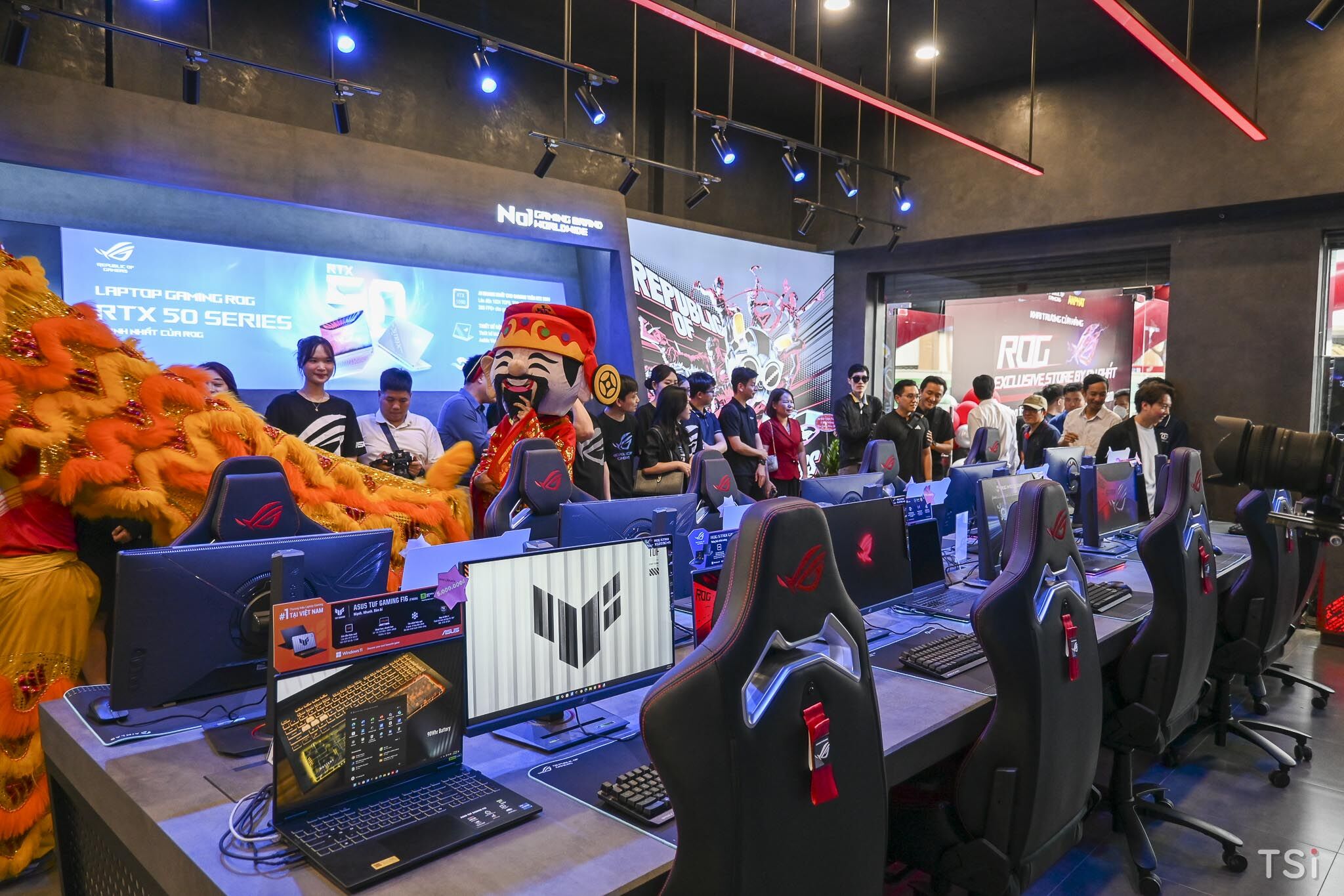 ASUS Republic of Gamers chính thức khai trương ROG Exclusive Store đầu tiên tại Việt Nam ASUS Republic of Gamers chính thức khai trương ROG Exclusive Store đầu tiên tại Việt Nam