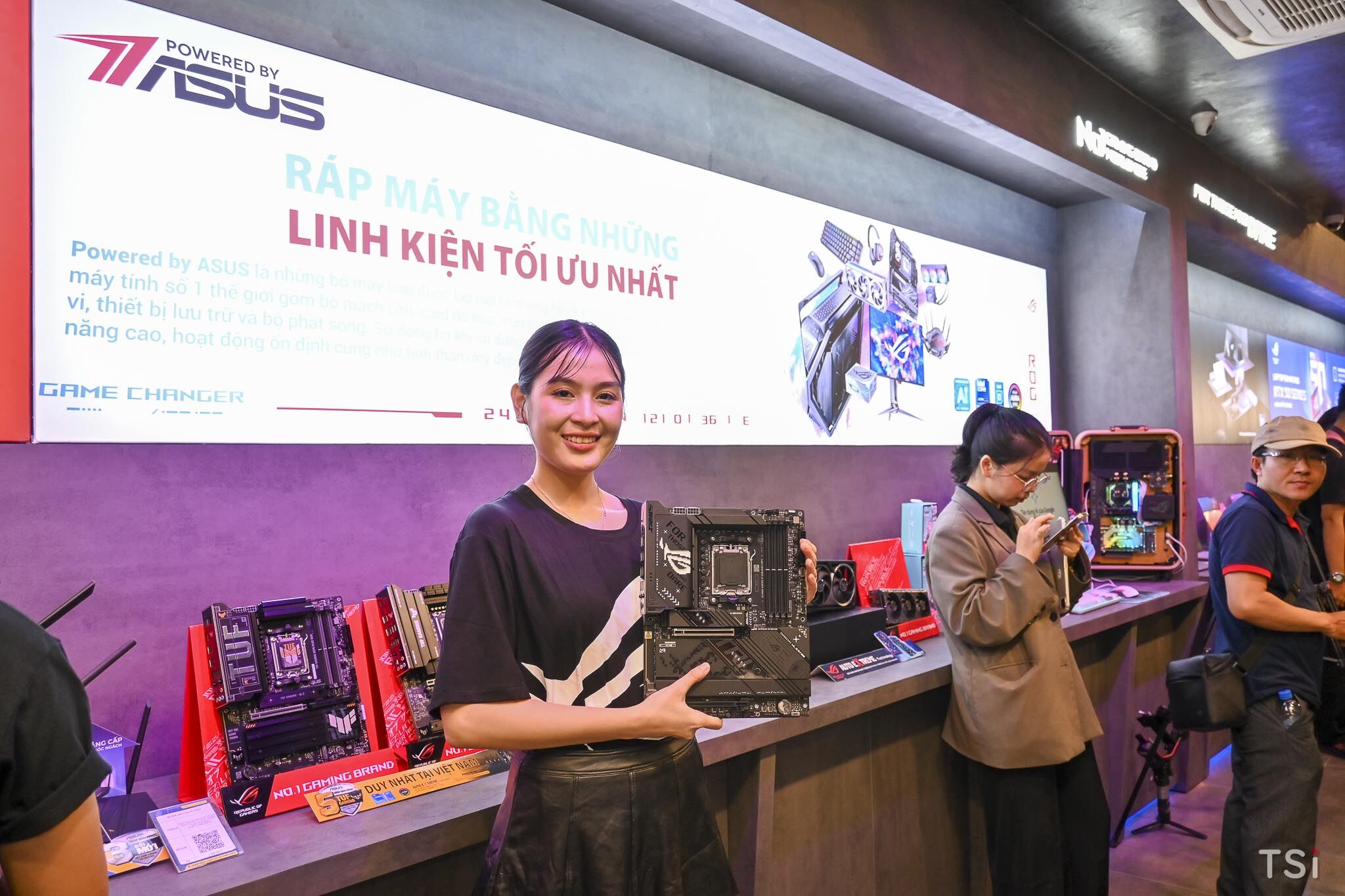 ASUS Republic of Gamers chính thức khai trương ROG Exclusive Store đầu tiên tại Việt Nam ASUS Republic of Gamers chính thức khai trương ROG Exclusive Store đầu tiên tại Việt Nam