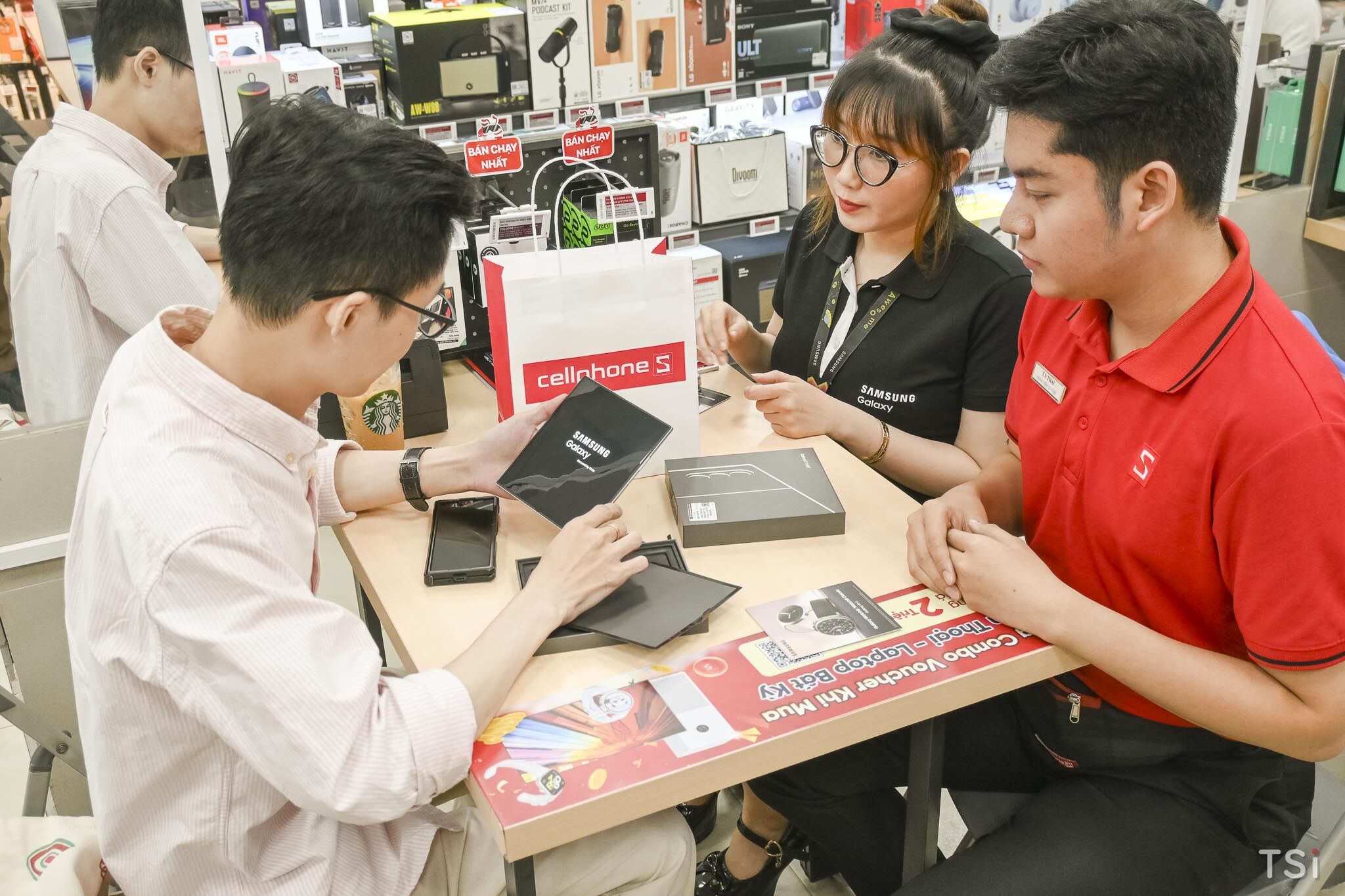 CellphoneS mở bán bộ đôi Galaxy Z Fold7 | Z Flip7 CellphoneS mở bán bộ đôi Galaxy Z Fold7 | Z Flip7