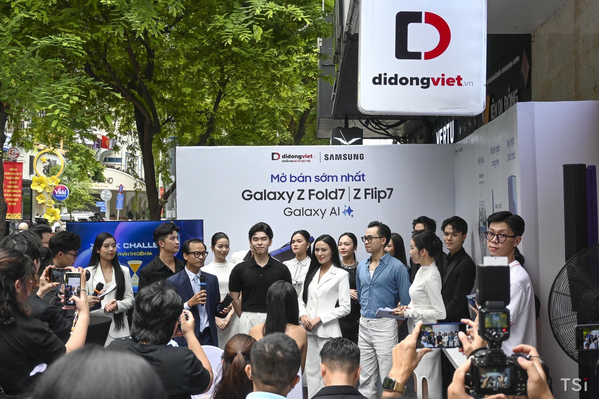 Di Động Việt mở bán sớm Galaxy Z Fold7, Z Flip7 với loạt ưu đãi tới 10 triệu đồng Di Động Việt mở bán sớm Galaxy Z Fold7, Z Flip7 với loạt ưu đãi tới 10 triệu đồng