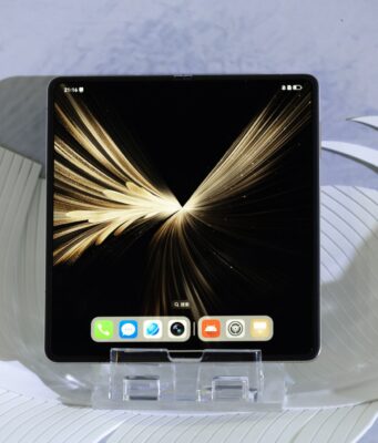 HONOR Magic V5 ra mắt: Danh hiệu smartphone gập mỏng nhất lại có chủ mới