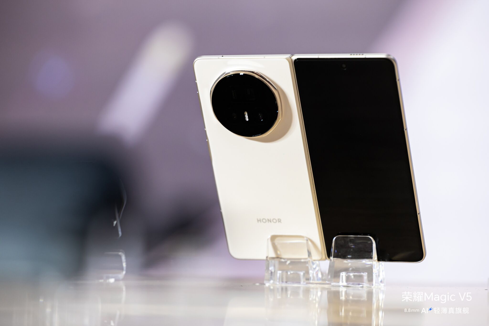 HONOR Magic V5 ra mắt: Danh hiệu smartphone gập mỏng nhất lại có chủ mới HONOR Magic V5 ra mắt: Danh hiệu smartphone gập mỏng nhất lại có chủ mới