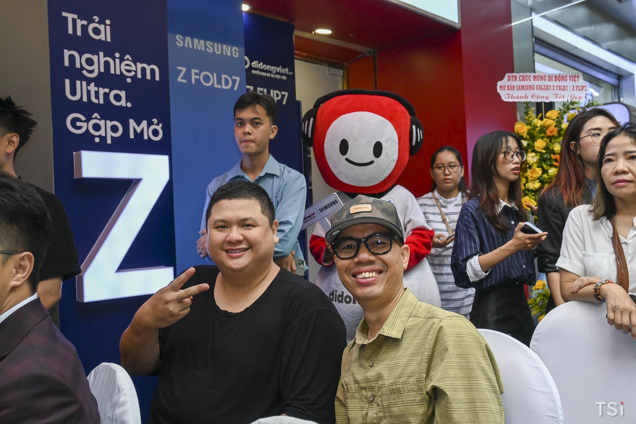 Người dùng háo hức lên đời smartphone gập Galaxy Z Fold7 | Z Flip7