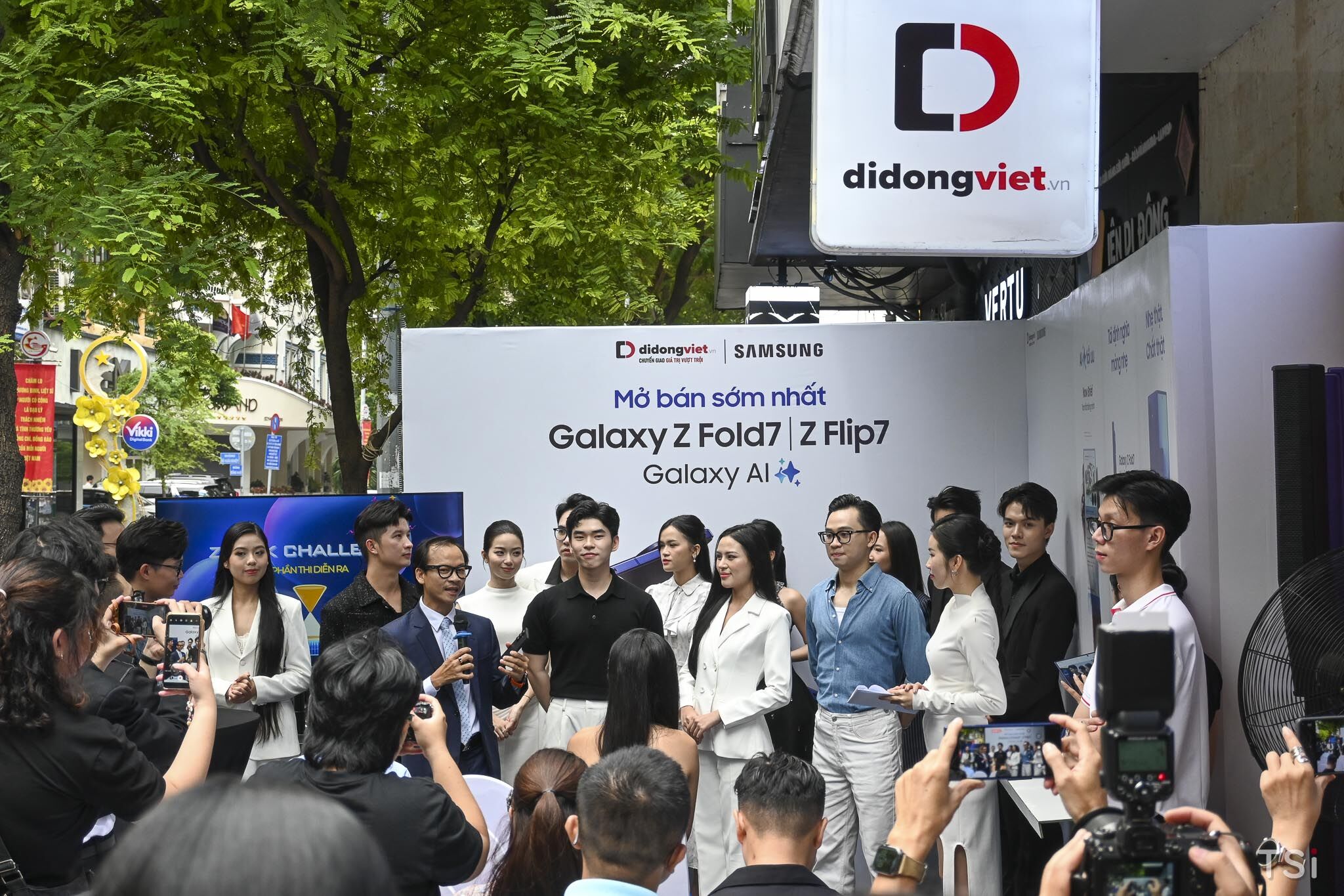 Người dùng háo hức lên đời smartphone gập Galaxy Z Fold7 | Z Flip7