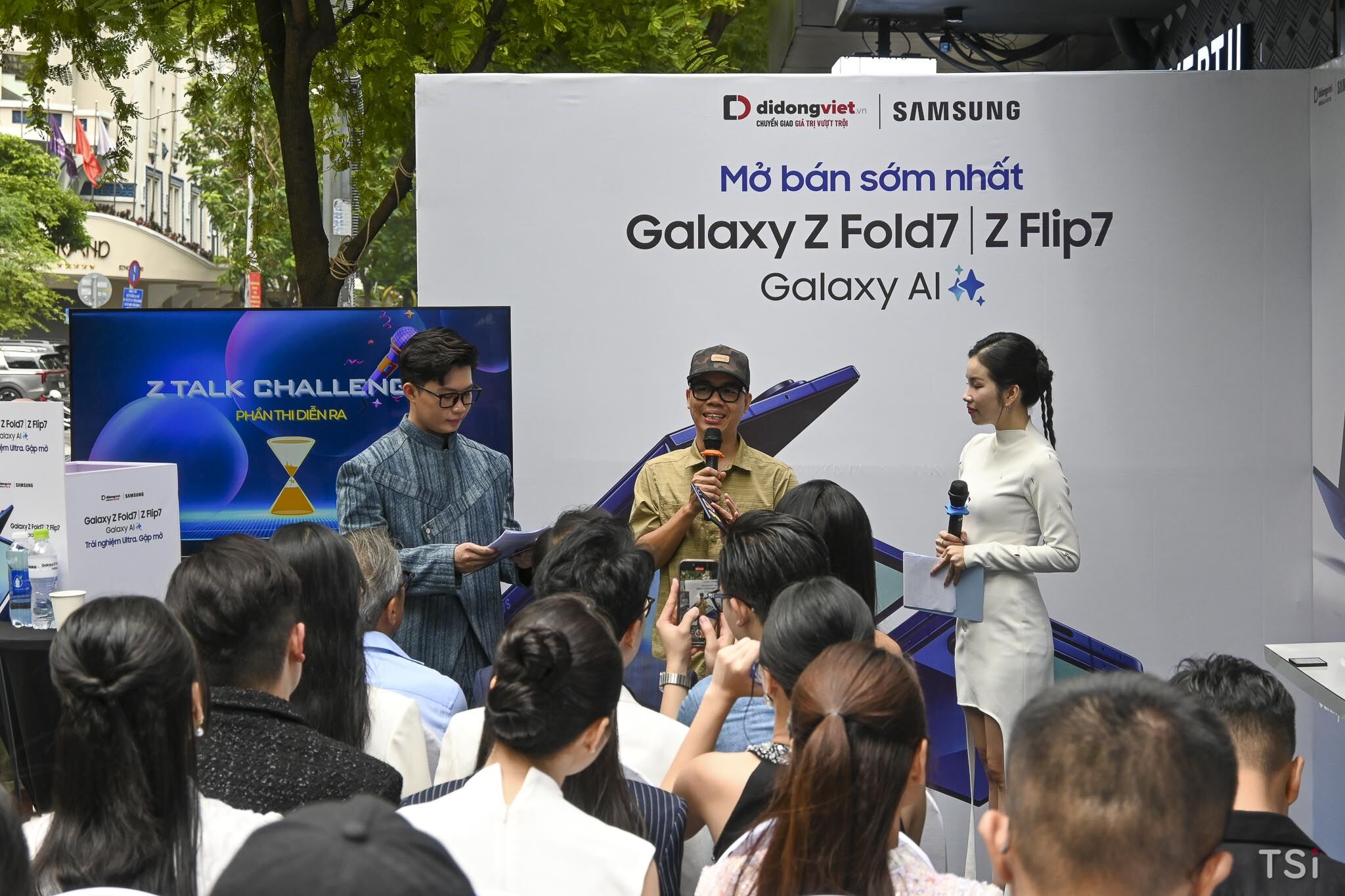 Người dùng háo hức lên đời smartphone gập Galaxy Z Fold7 | Z Flip7