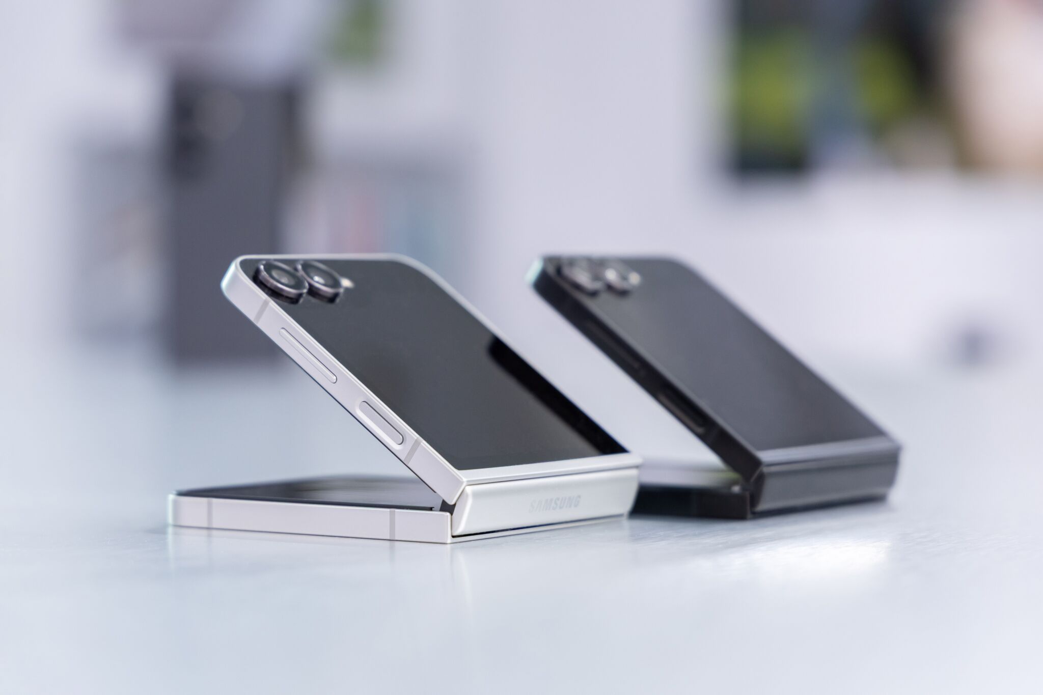 Samsung Galaxy Z Flip7 Series giá từ 23 triệu đồng Samsung Galaxy Z Flip7: Siêu phẩm AI nhỏ gọn với màn hình FlexWindow tràn viền thế hệ mới