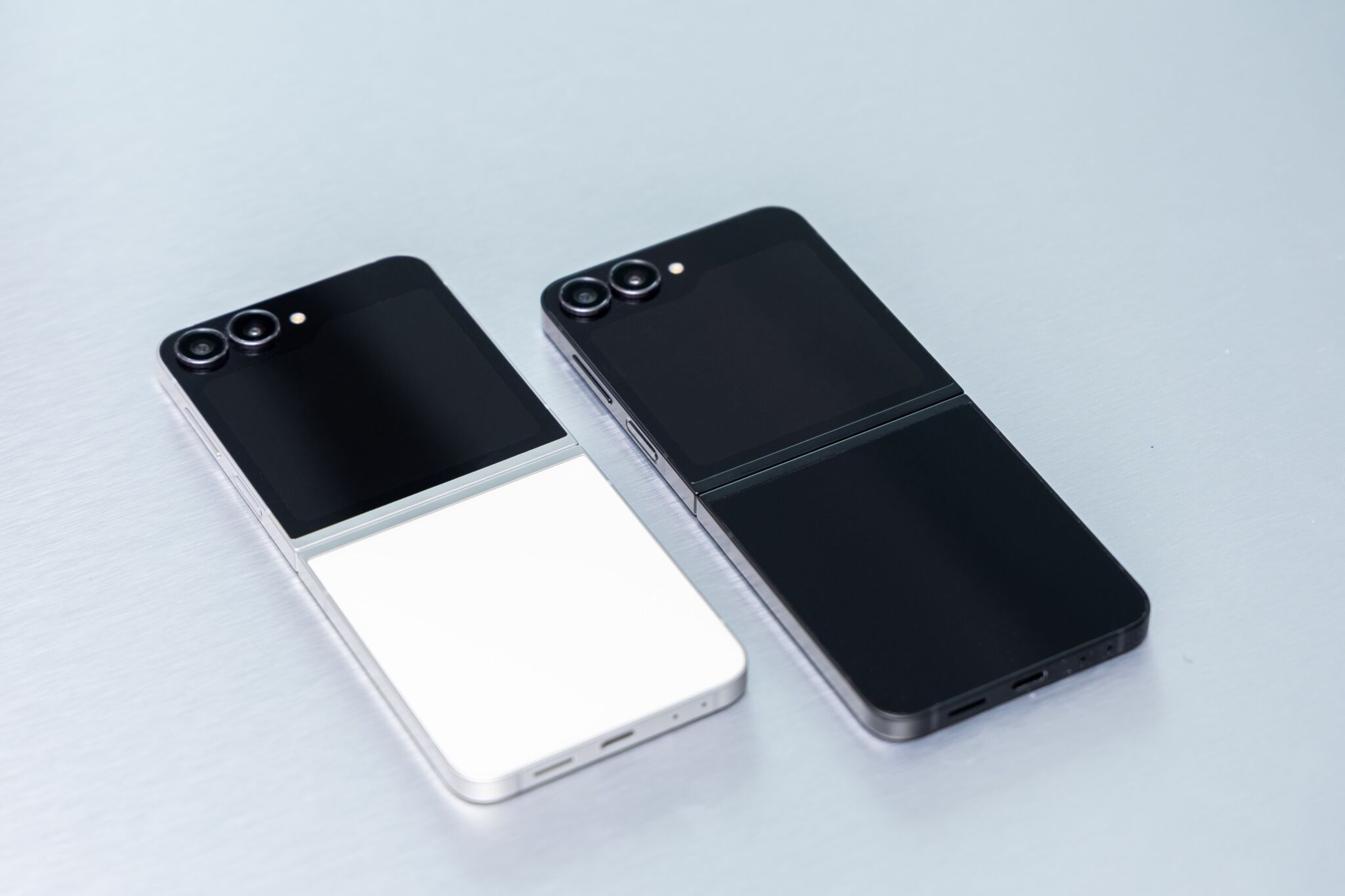 Samsung Galaxy Z Flip7 Series giá từ 23 triệu đồng Samsung Galaxy Z Flip7: Siêu phẩm AI nhỏ gọn với màn hình FlexWindow tràn viền thế hệ mới