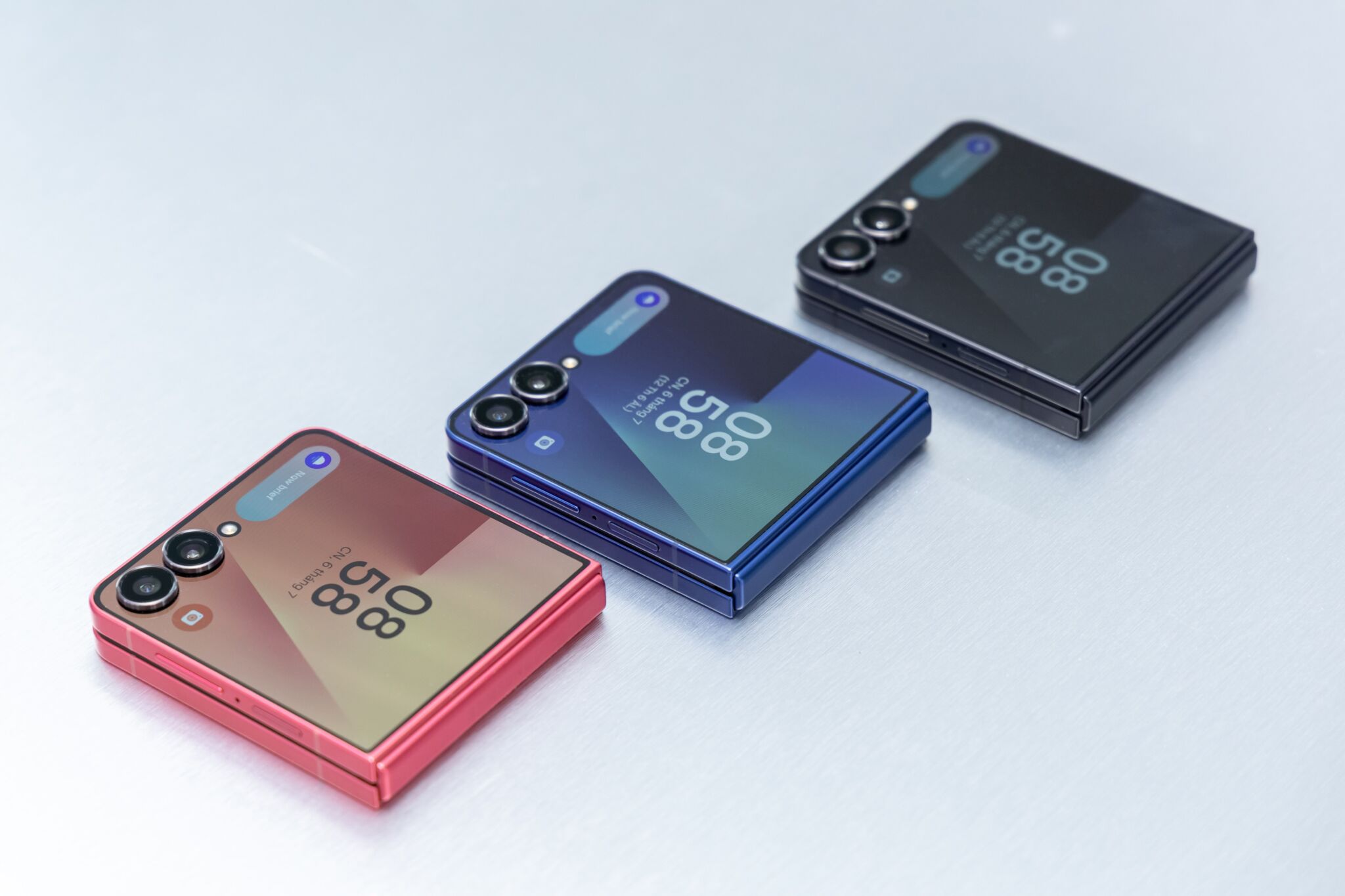 Samsung Galaxy Z Flip7 Series giá từ 23 triệu đồng Samsung Galaxy Z Flip7: Siêu phẩm AI nhỏ gọn với màn hình FlexWindow tràn viền thế hệ mới