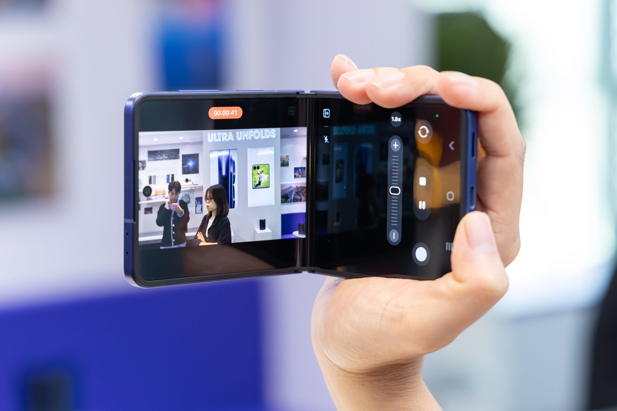 Samsung Galaxy Z Flip7 Series giá từ 23 triệu đồng Samsung Galaxy Z Flip7: Siêu phẩm AI nhỏ gọn với màn hình FlexWindow tràn viền thế hệ mới