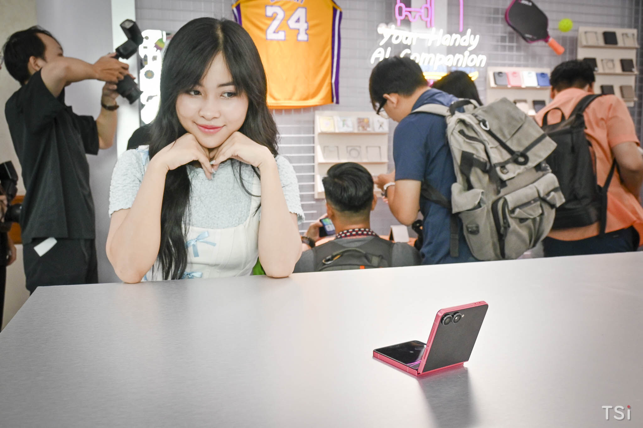 Samsung Galaxy Z Flip7 Series giá từ 23 triệu đồng Samsung Galaxy Z Flip7 Series giá từ 23 triệu đồng