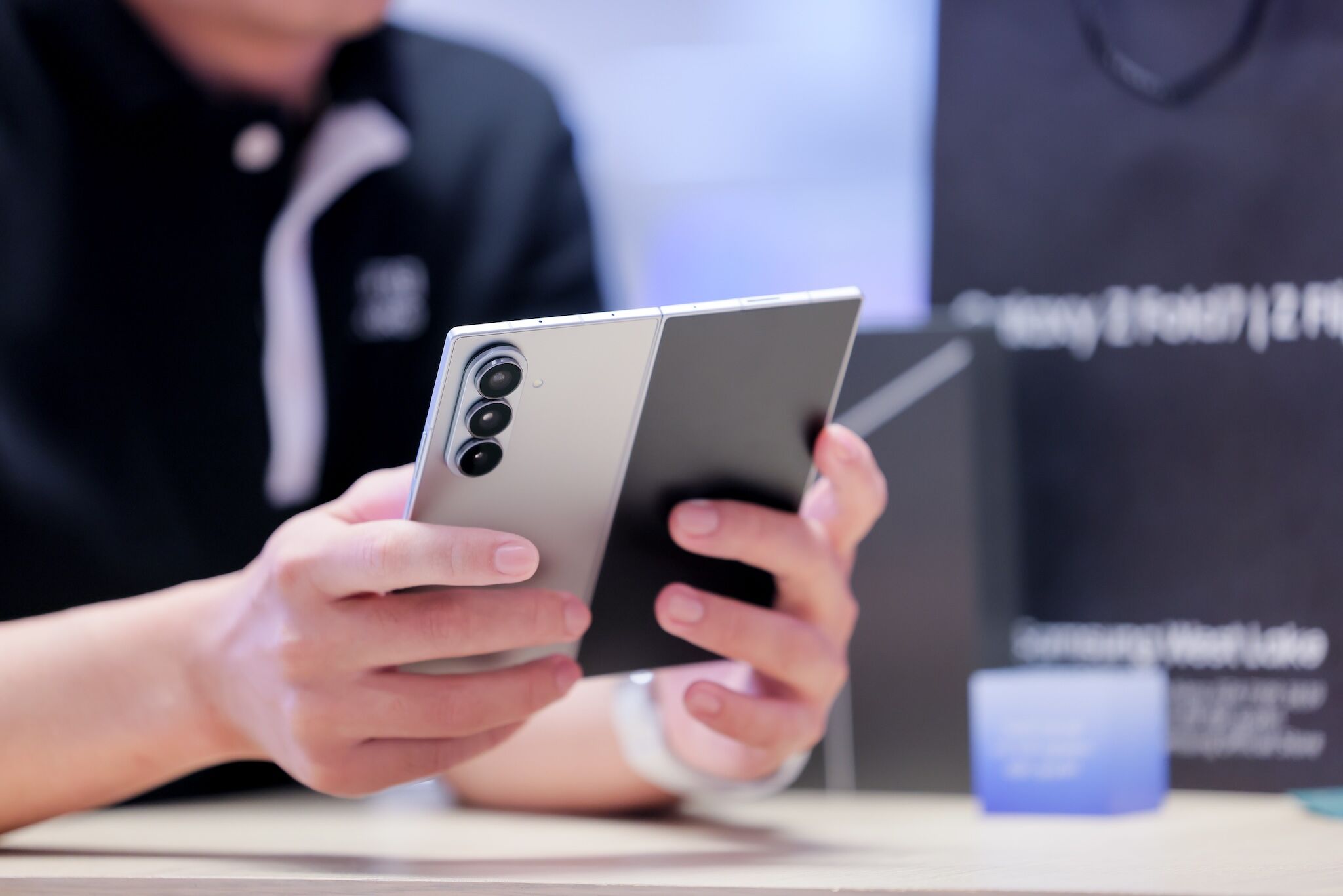 Galaxy Z Fold7 và Flip7 tiếp tục dẫn dắt phân khúc smartphone cao cấp Galaxy Z Fold7 và Flip7 tiếp tục dẫn dắt phân khúc smartphone cao cấp