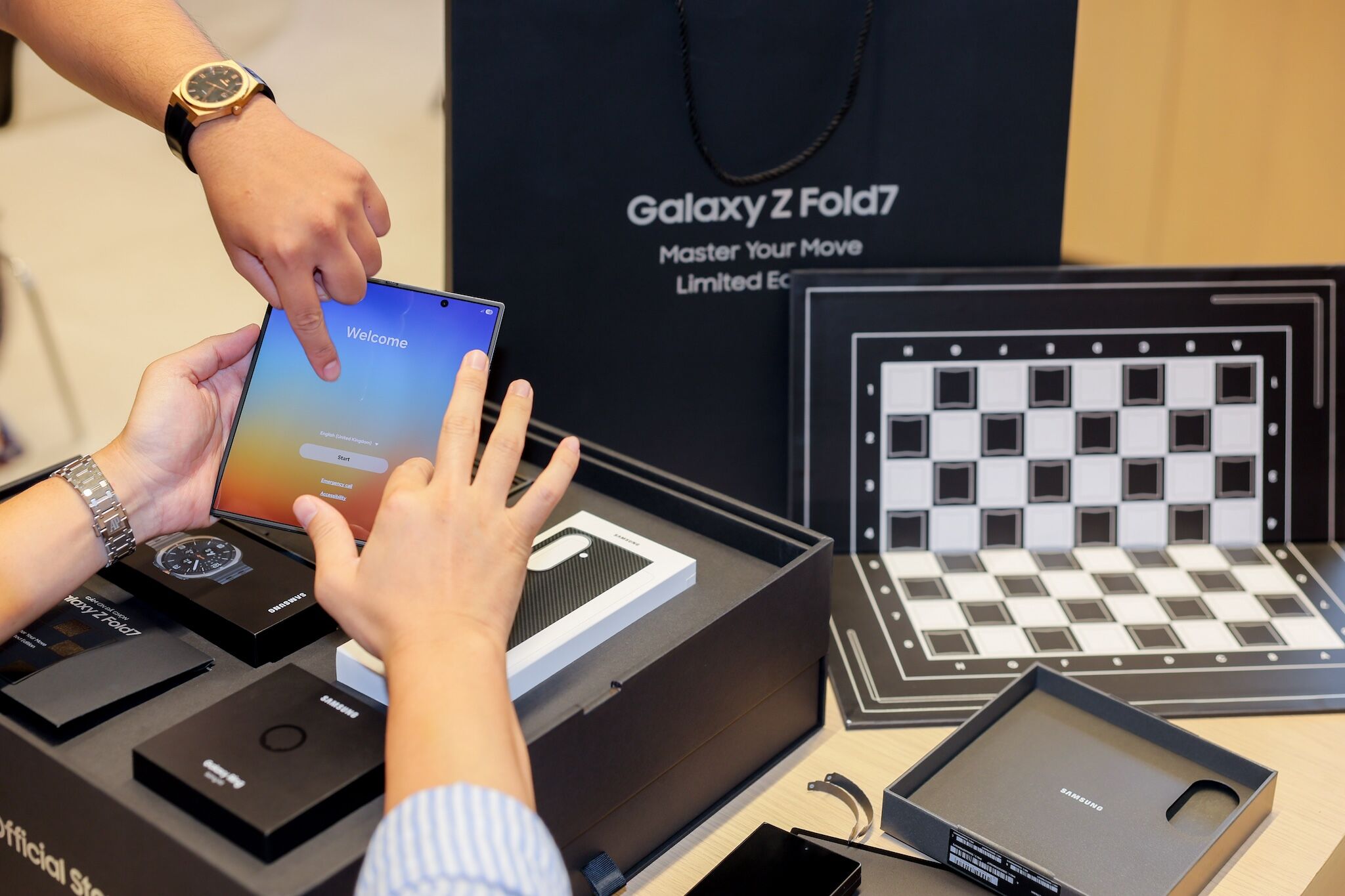 Galaxy Z Fold7 và Flip7 tiếp tục dẫn dắt phân khúc smartphone cao cấp Galaxy Z Fold7 và Flip7 tiếp tục dẫn dắt phân khúc smartphone cao cấp