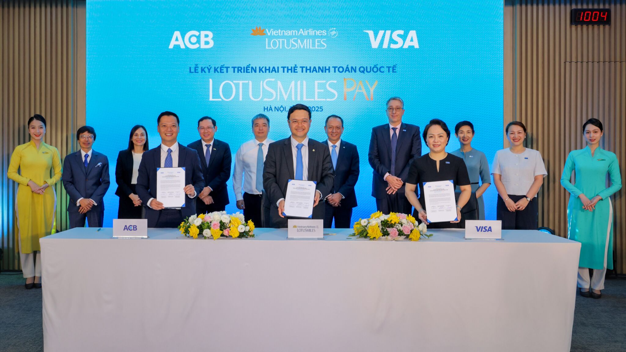 Vietnam Airlines hợp tác cùng ACB và Visa ra mắt thẻ hội viên tích hợp thanh toán Lotusmiles Pay Vietnam Airlines hợp tác cùng ACB và Visa ra mắt thẻ hội viên tích hợp thanh toán Lotusmiles Pay