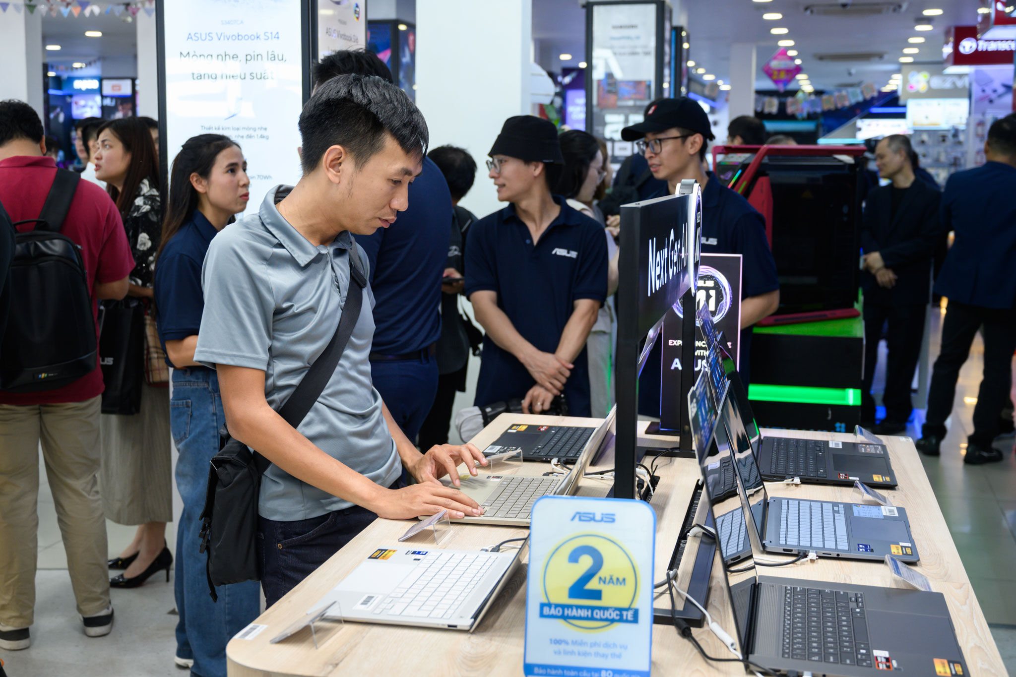 ASUS Exclusive Store đầu tiên tại TPHCM khai trương tại cửa hàng Phong Vũ ASUS Exclusive Store đầu tiên tại TPHCM khai trương tại cửa hàng Phong Vũ