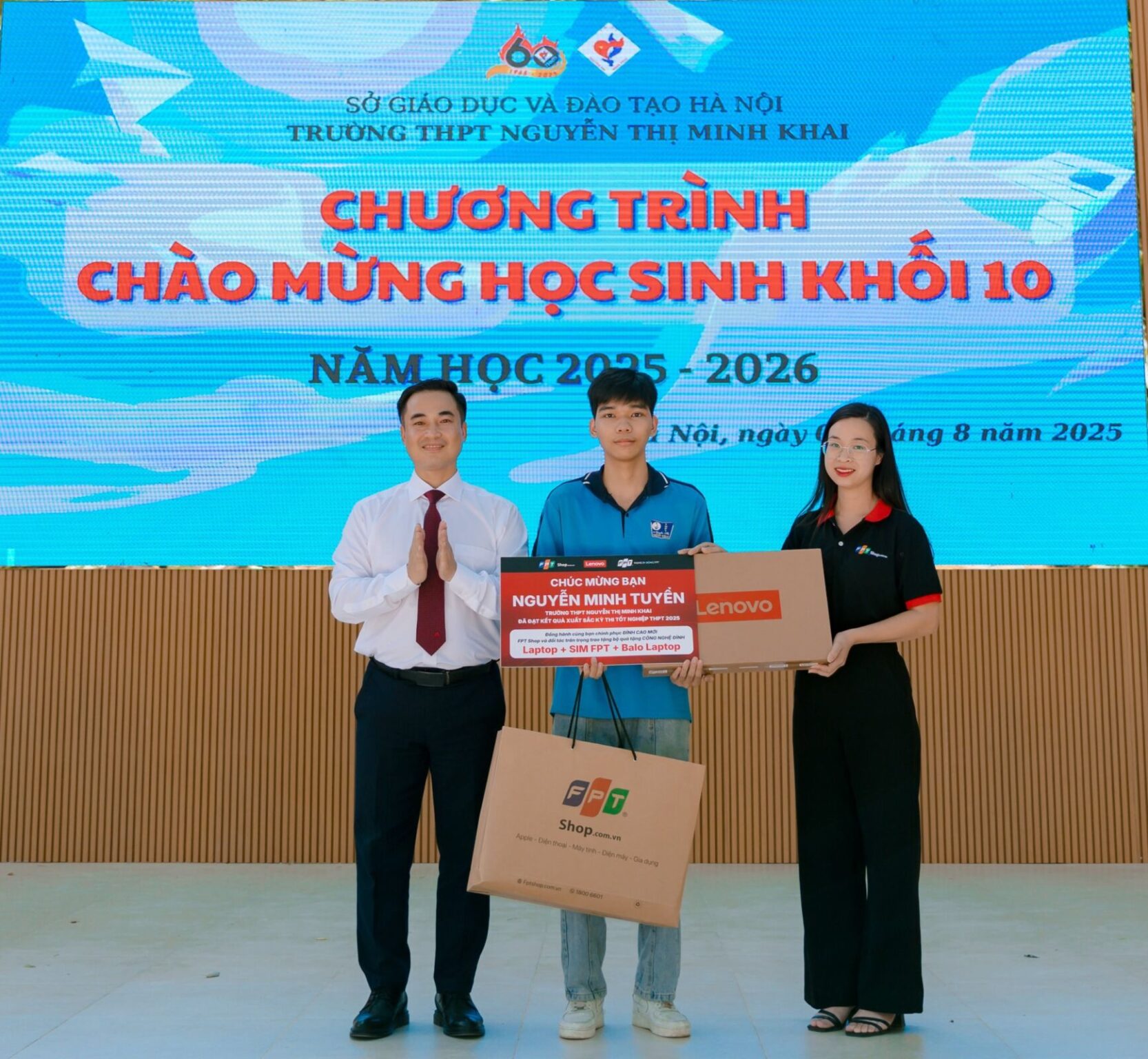 FPT Shop trao 30 combo công nghệ trị giá hơn 320 triệu đồng đến tân sinh viên.