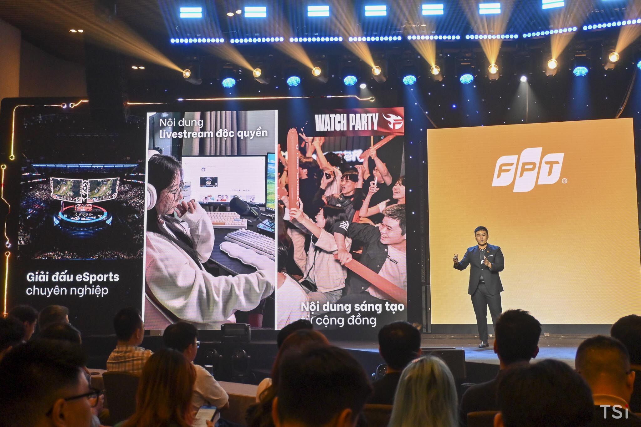 FPT tiên phong đưa Internet 10Gbps đến tay người dùng Việt FPT tiên phong đưa Internet 10Gbps đến tay người dùng Việt