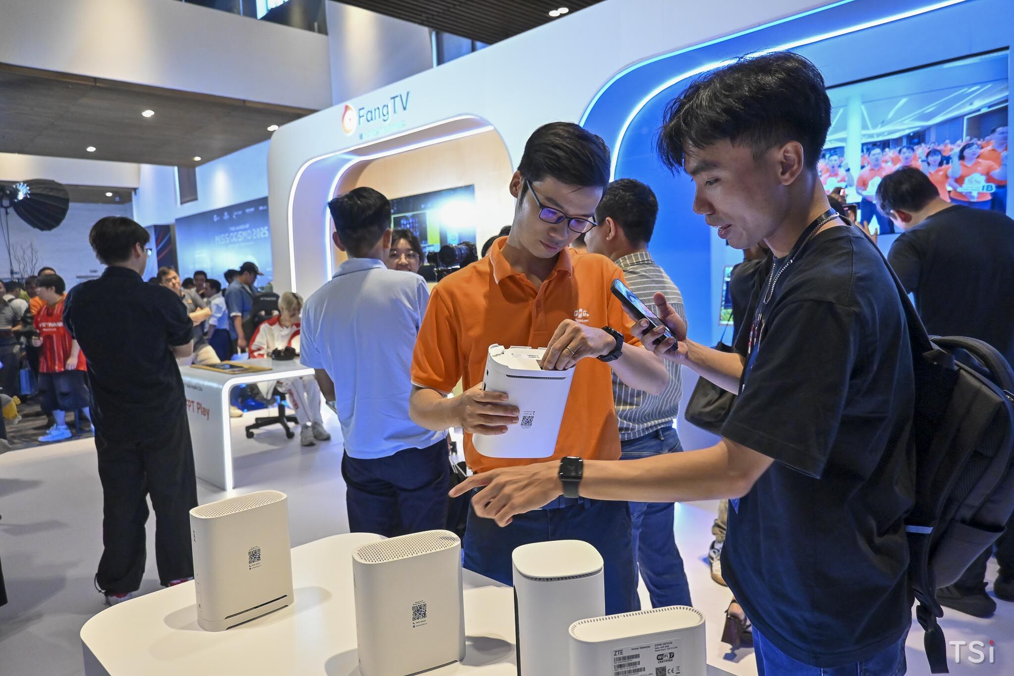 FPT tiên phong đưa Internet 10Gbps đến tay người dùng Việt FPT tiên phong đưa Internet 10Gbps đến tay người dùng Việt