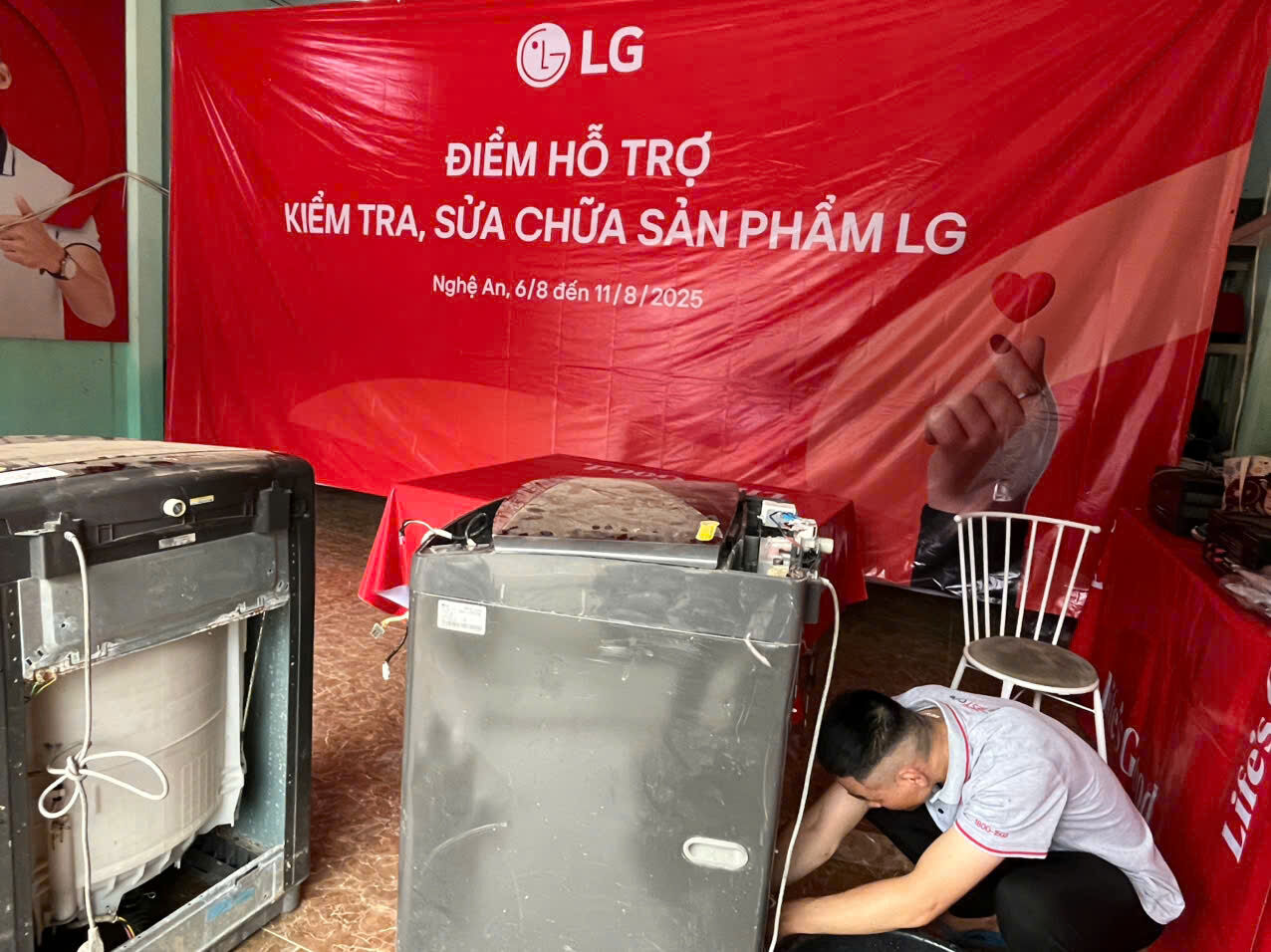 LG hỗ trợ sửa chữa thiết bị điện tử cho người dân vùng lũ tại Nghệ An và Điện Biên