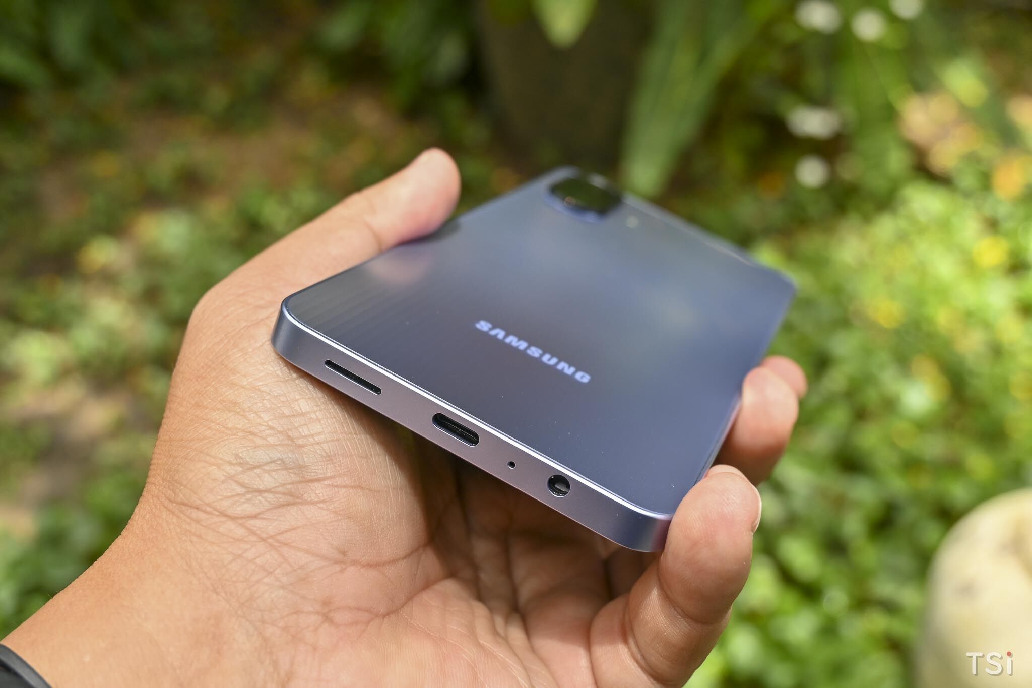 Trên tay nhanh Samsung Galaxy A07: đẹp, chắc chắn cho sử dụng dài lâu