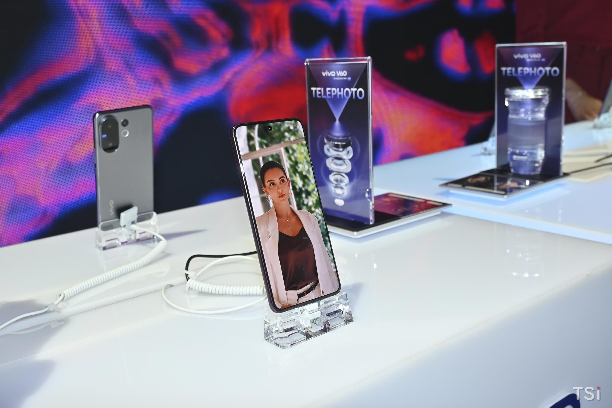 Ra mắt vivo V60 5G với camera Siêu Tele ZEISS Ra mắt vivo V60 5G với camera Siêu Tele ZEISS