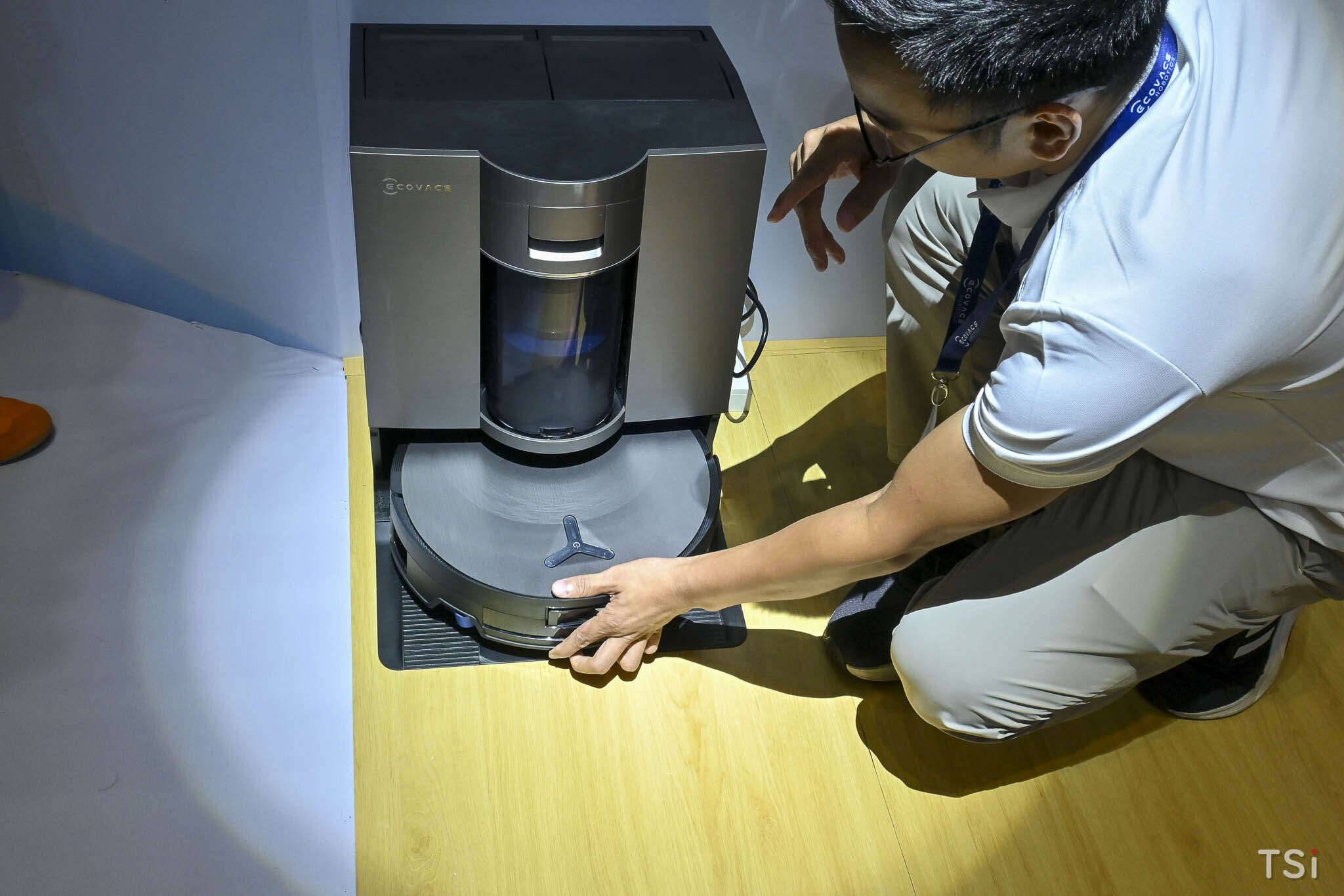 Ca sĩ Sơn Tùng M-TP là đại sứ thương hiệu ECOVACS tại Việt Nam