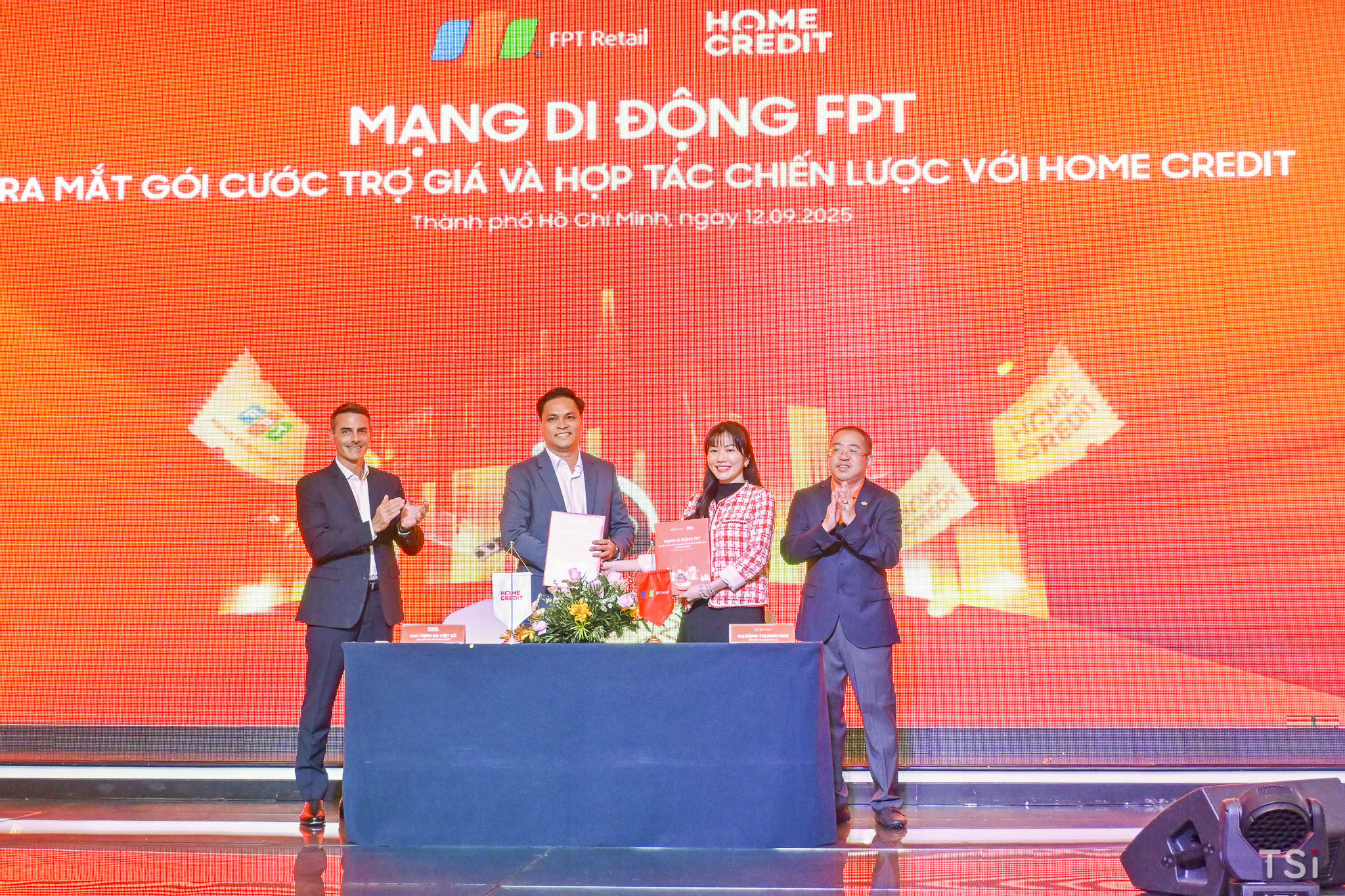 Mạng di động FPT ra mắt gói cước trợ giá đến 2,5 triệu đồng Mạng di động FPT ra mắt gói cước trợ giá đến 2,5 triệu đồng