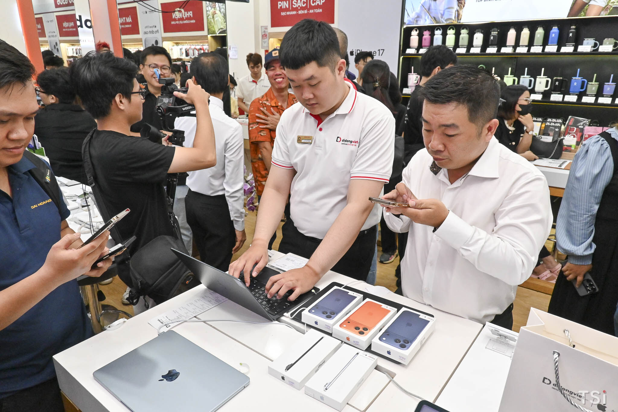 Hàng trăm khách hàng nhận iPhone 17, iPhone Air tại Di Động Việt Hàng trăm khách hàng nhận iPhone 17, iPhone Air tại Di Động Việt