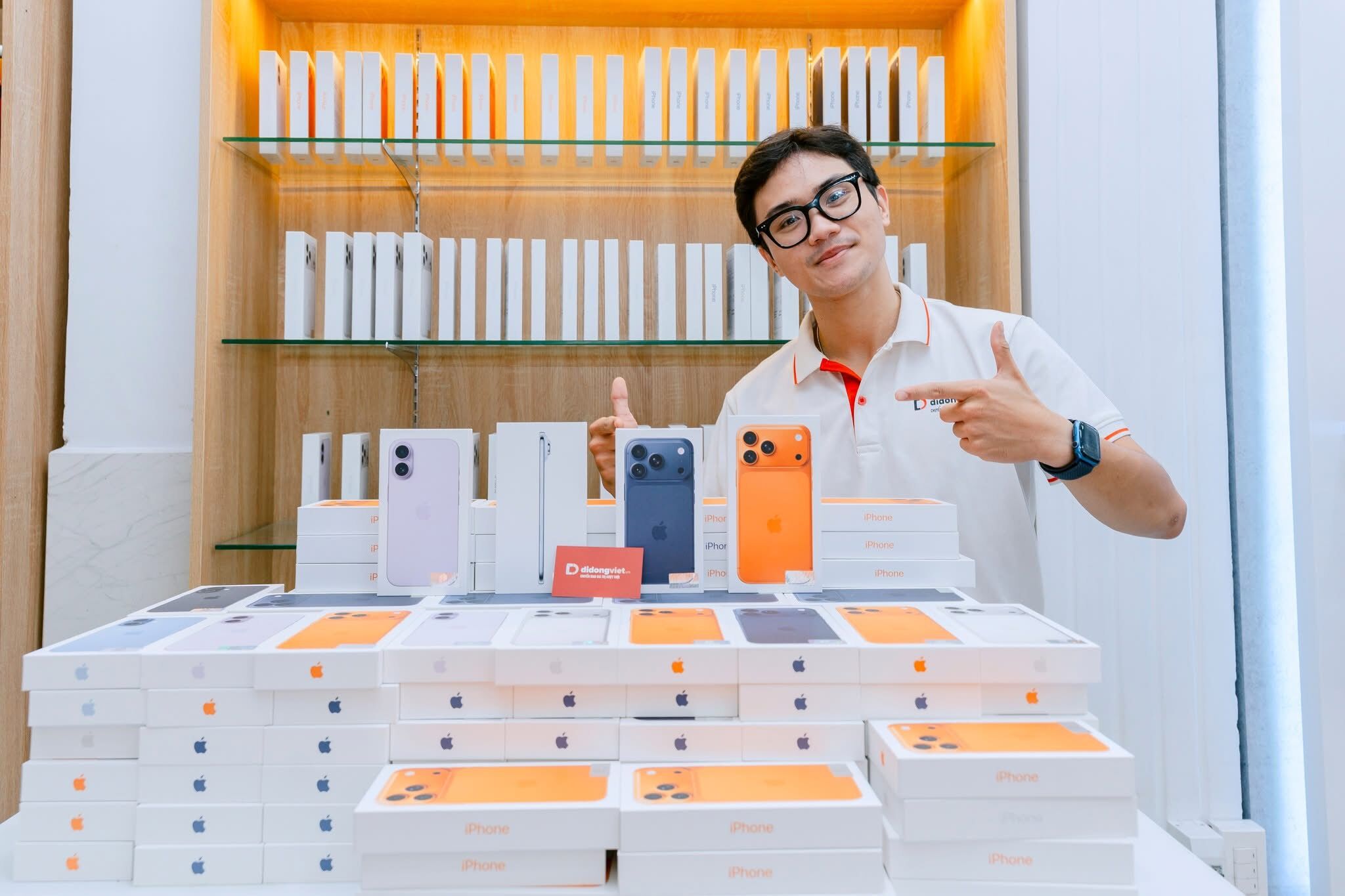 Hàng trăm khách hàng nhận iPhone 17, iPhone Air tại Di Động Việt Hàng trăm khách hàng nhận iPhone 17, iPhone Air tại Di Động Việt