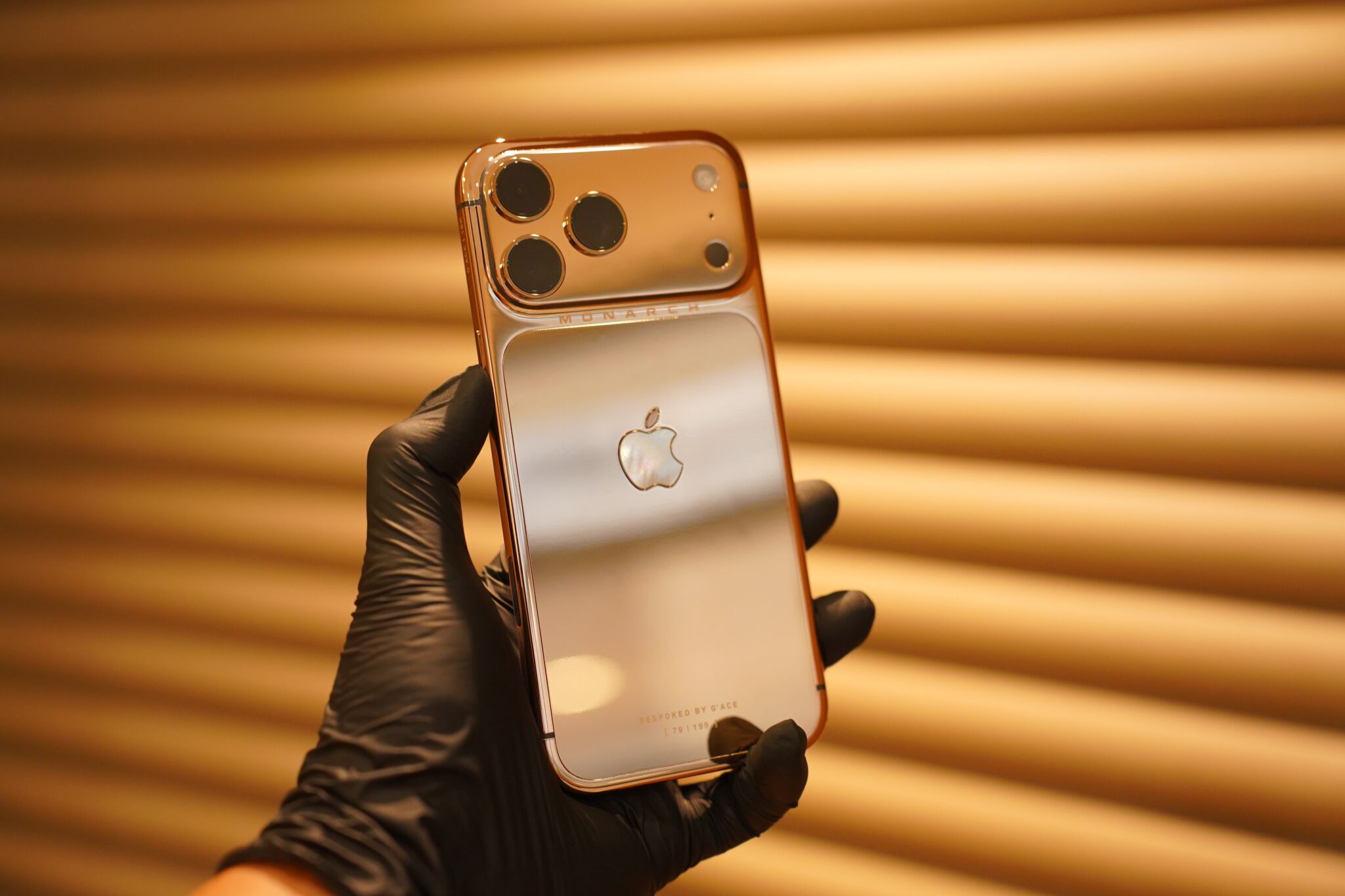 iphone-17-pro-max-monarch-ma-vang