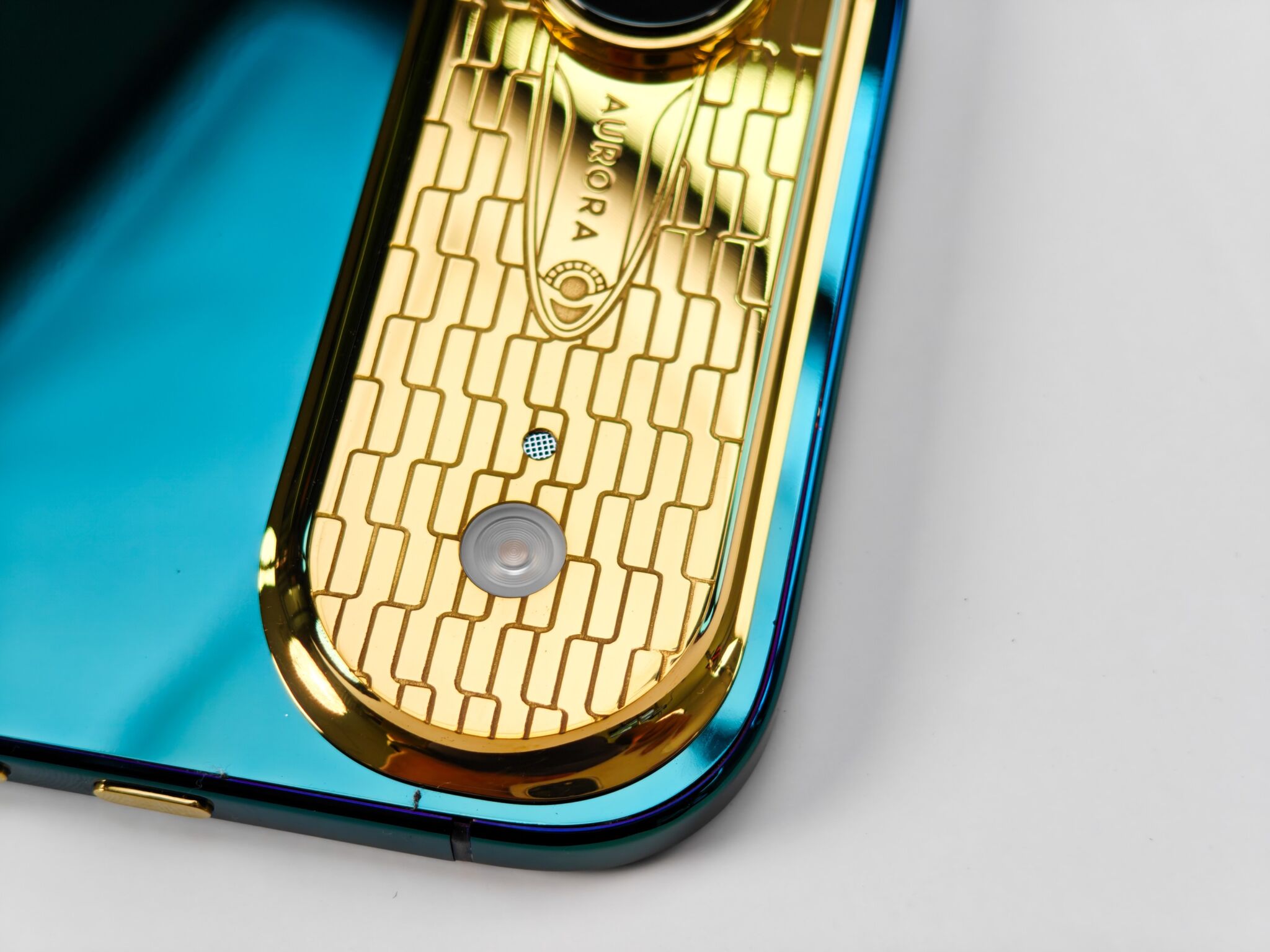 iPhone Air Aurora xanh ngọc lục bảo: 94 giờ biến nguyên bản thành độc bản đầu tiên thế giới