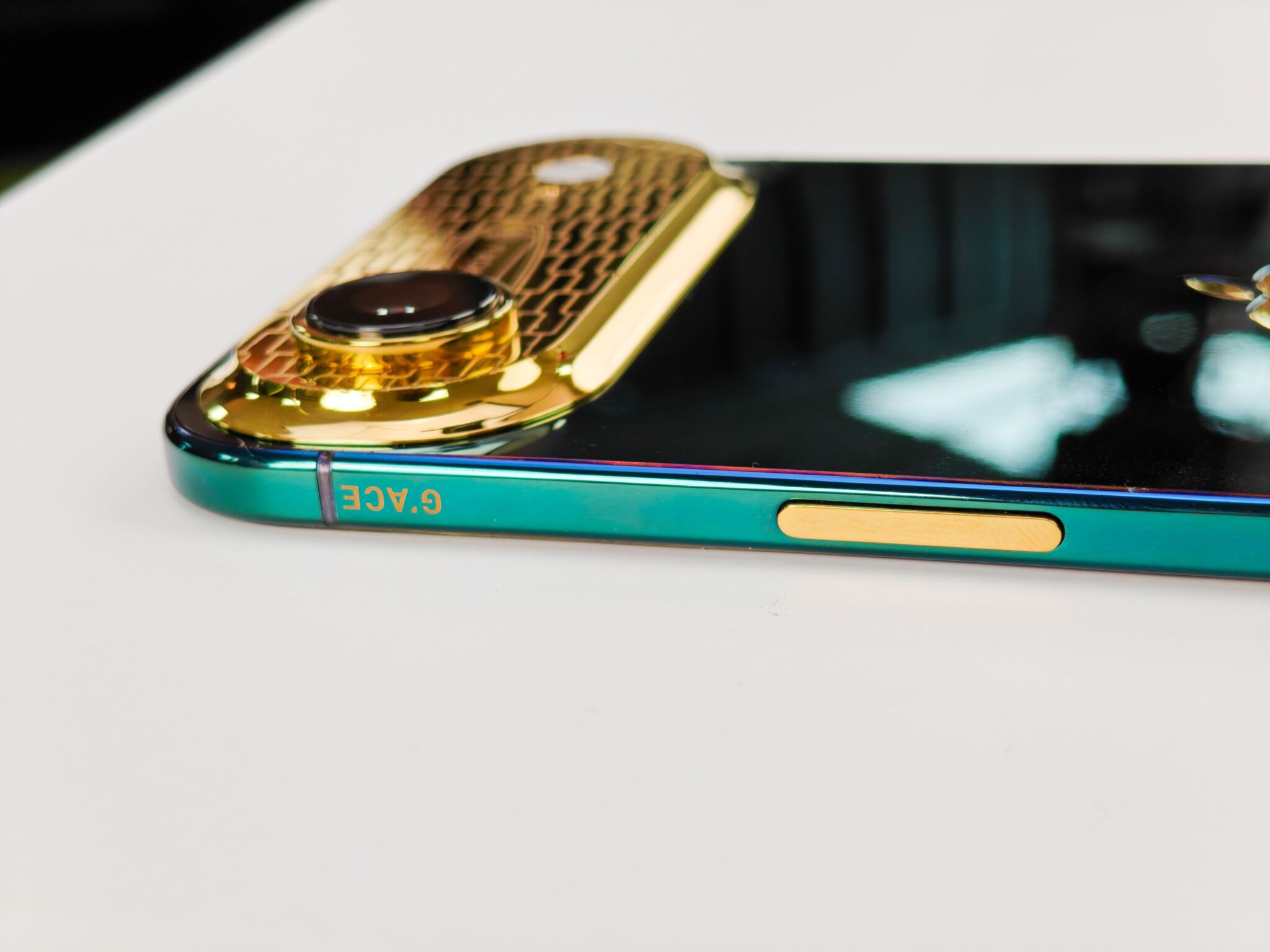 iPhone Air Aurora xanh ngọc lục bảo: 94 giờ biến nguyên bản thành độc bản đầu tiên thế giới