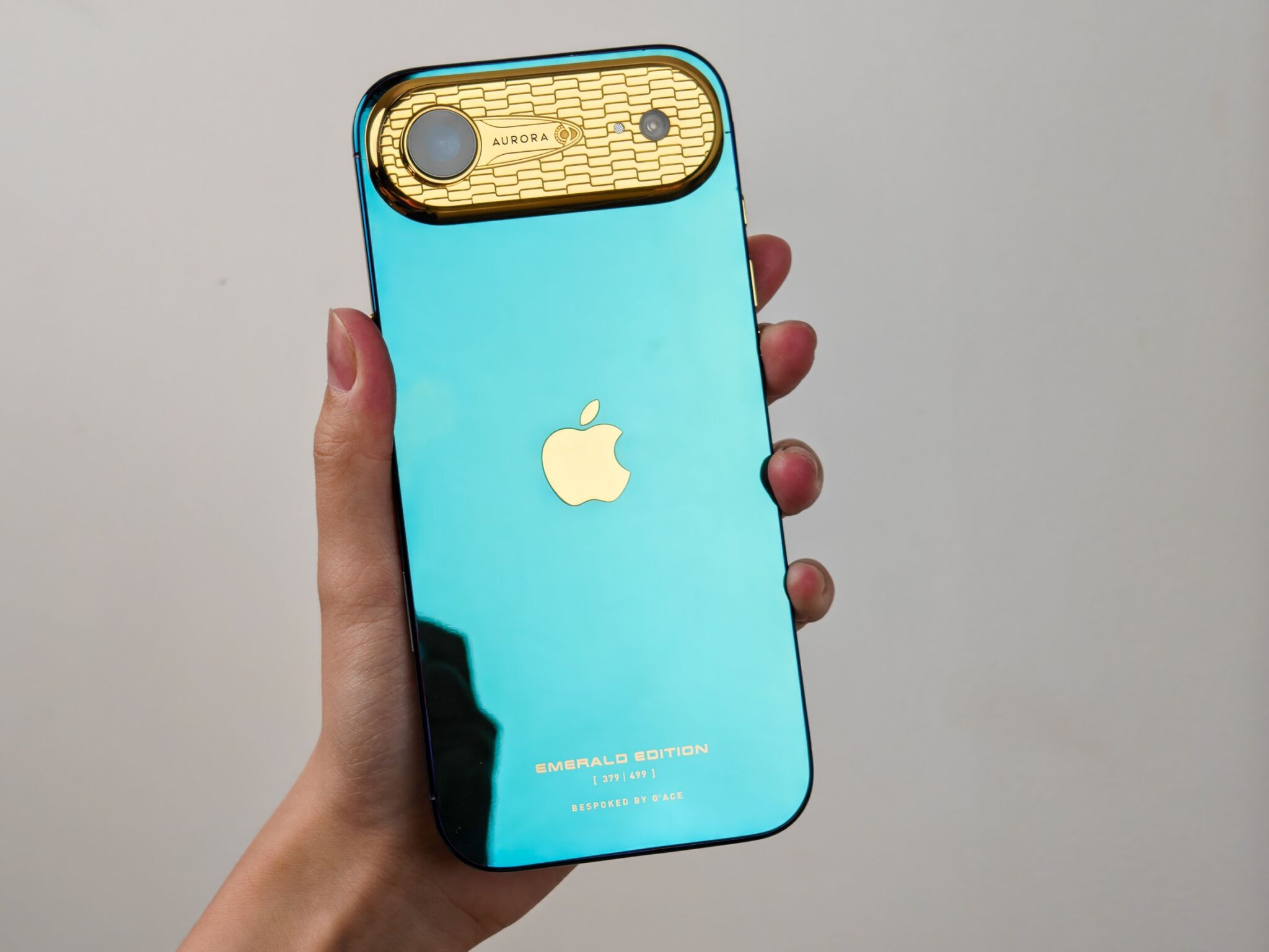 iPhone Air Aurora xanh ngọc lục bảo: 94 giờ biến nguyên bản thành độc bản đầu tiên thế giới