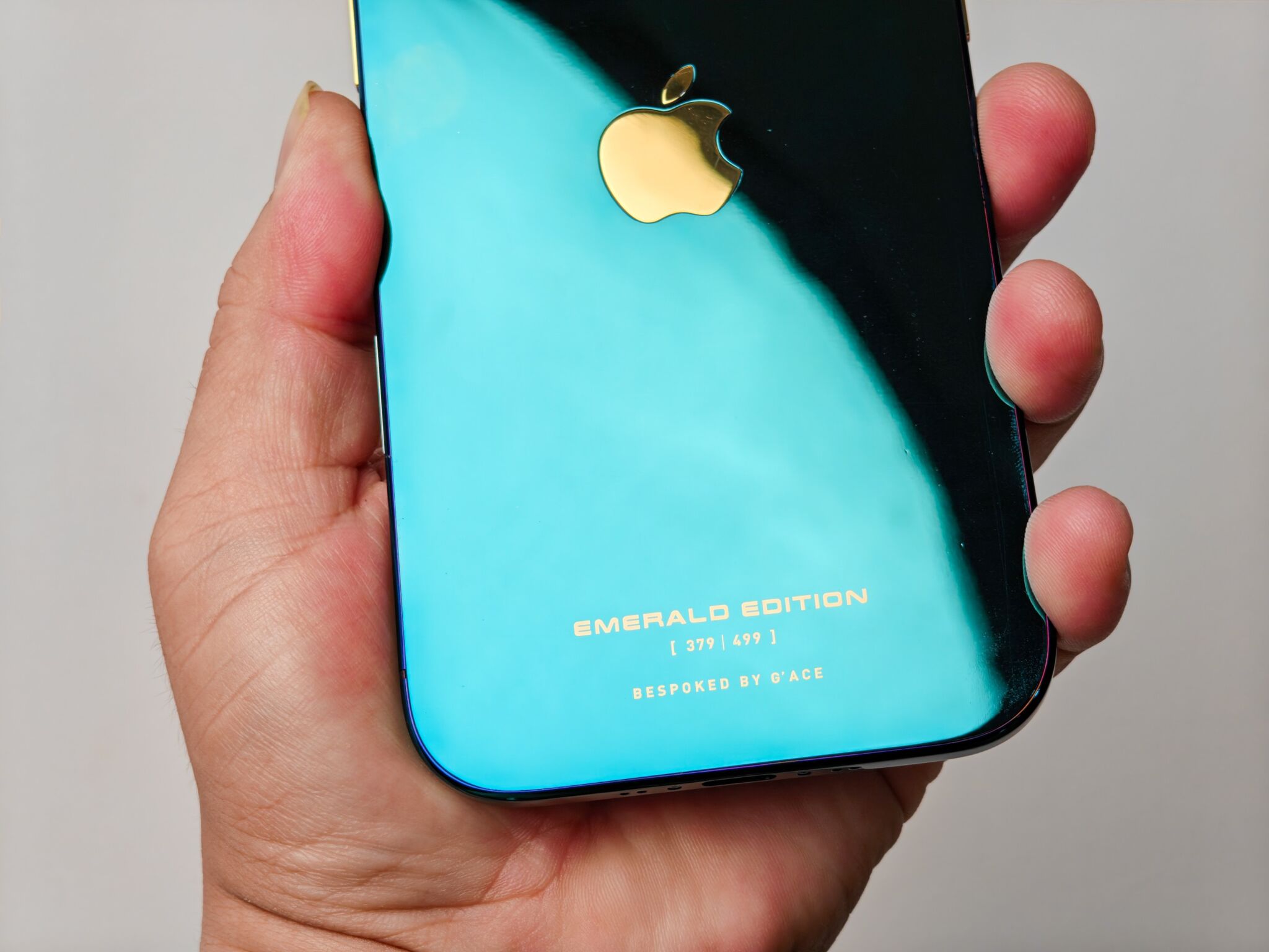 iPhone Air Aurora xanh ngọc lục bảo: 94 giờ biến nguyên bản thành độc bản đầu tiên thế giới