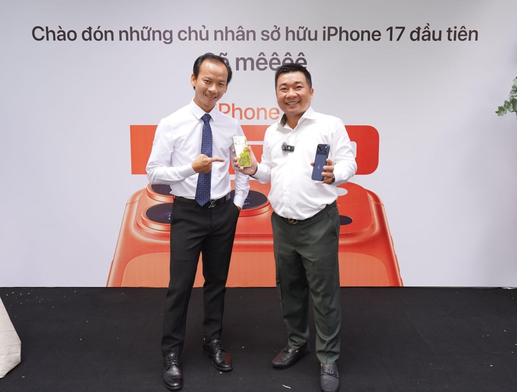 Nhà chế tác Thắng Eric công bố chế tác iPhone Air và iPhone 17 Pro Max mạ vàng đầu tiên thế giới Nhà chế tác Thắng Eric công bố chế tác iPhone Air và iPhone 17 Pro Max mạ vàng đầu tiên thế giới