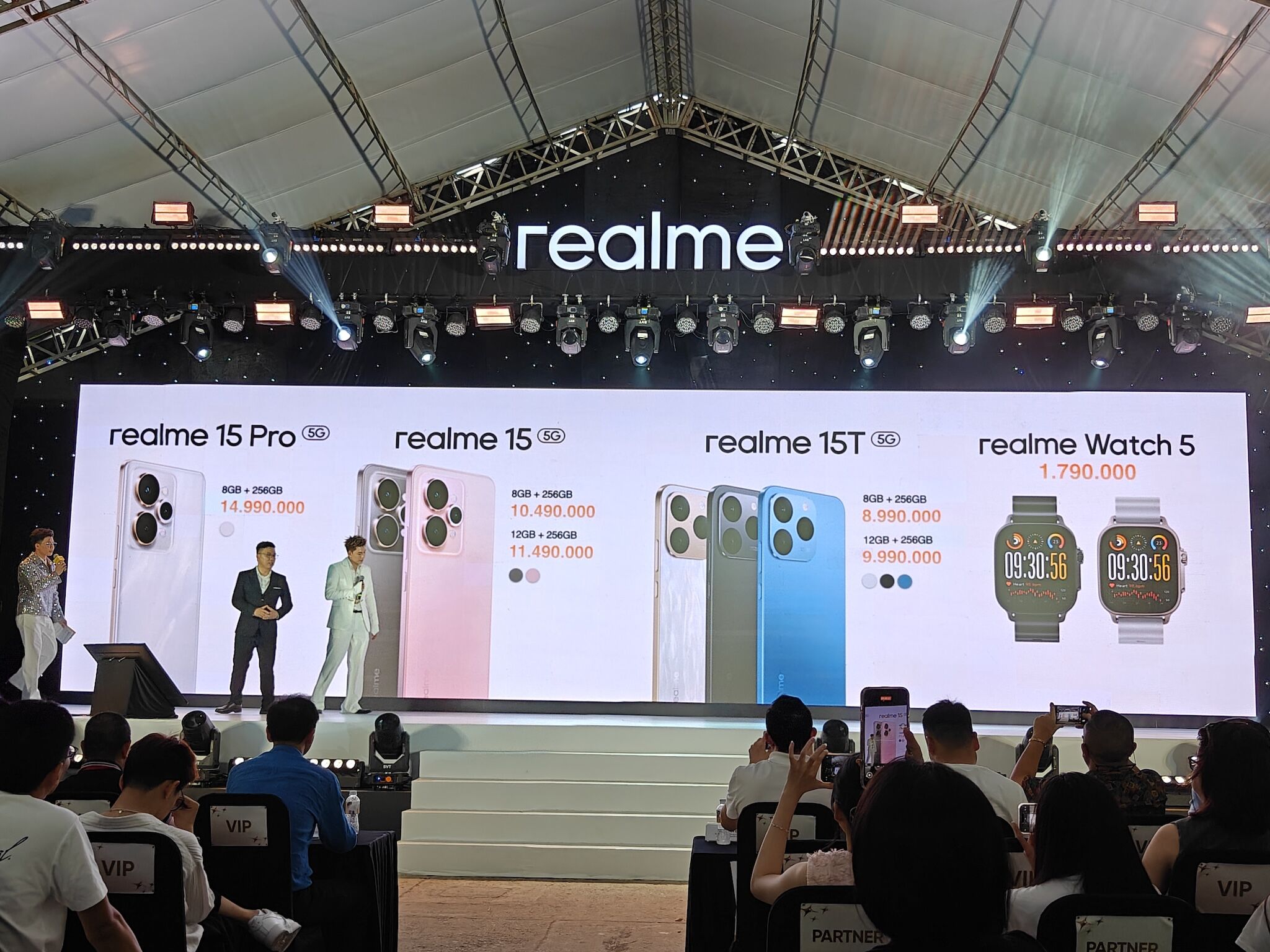 'Bậc Thầy AI Tiệc Đêm' realme 15 Series có giá từ 9 triệu đồng