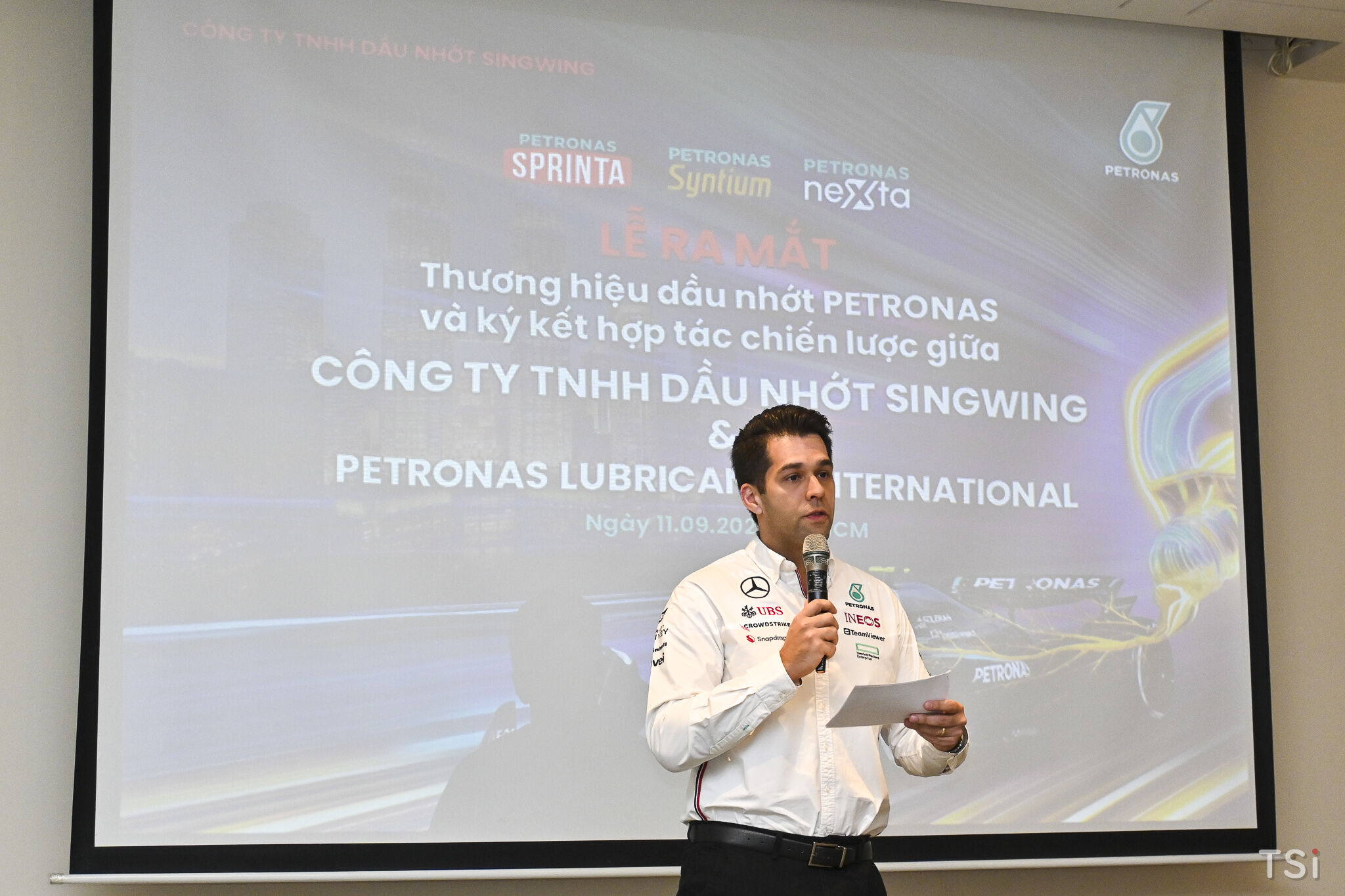 Singwing hợp tác phân phối dầu nhớt thương hiệu PETRONAS