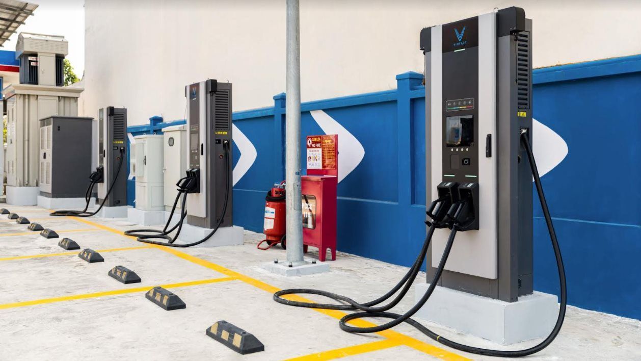 V-Green hợp tác với Thế Giới Di Động triển khai hơn 2.000 trạm sạc và tủ đổi pin xe điện trên toàn quốc